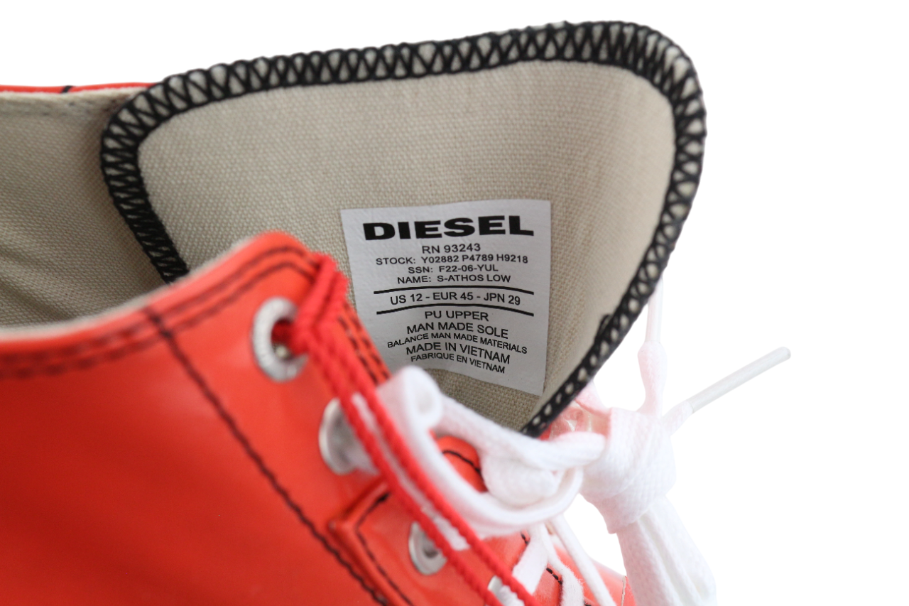DIESEL S-Athos žemapadžiai vyriški sportbačiai, 45 dydis, raudoni, dengti, rekomenduojama mažmeninė kaina – 160 €, suvarstomi sportbačiai. 
