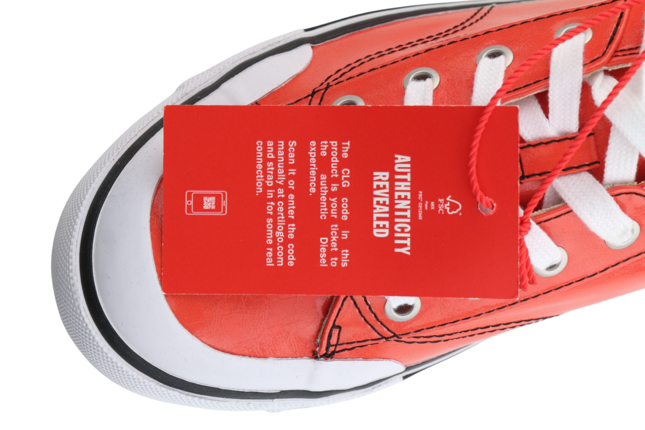 DIESEL S-Athos žemapadžiai vyriški sportbačiai, 45 dydis, raudoni, dengti, rekomenduojama mažmeninė kaina – 160 €, suvarstomi sportbačiai. 