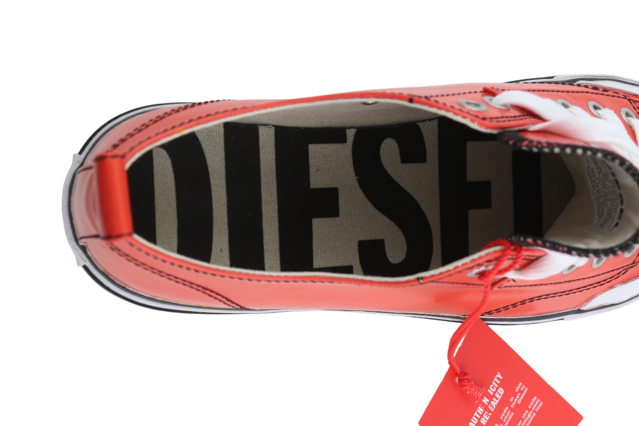 DIESEL S-Athos žemo lygio vyriški sportbačiai, 42,5 dydžio, raudoni, dengti raišteliais, rekomenduojama kaina – 160 € 