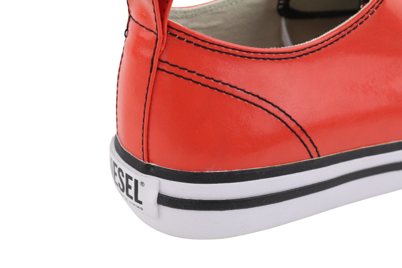 DIESEL S-Athos žemo lygio vyriški sportbačiai, 42,5 dydžio, raudoni, dengti raišteliais, rekomenduojama kaina – 160 € 