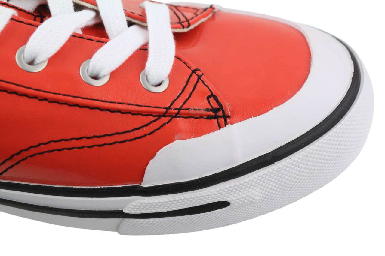 DIESEL S-Athos žemo lygio vyriški sportbačiai, 42,5 dydžio, raudoni, dengti raišteliais, rekomenduojama kaina – 160 € 