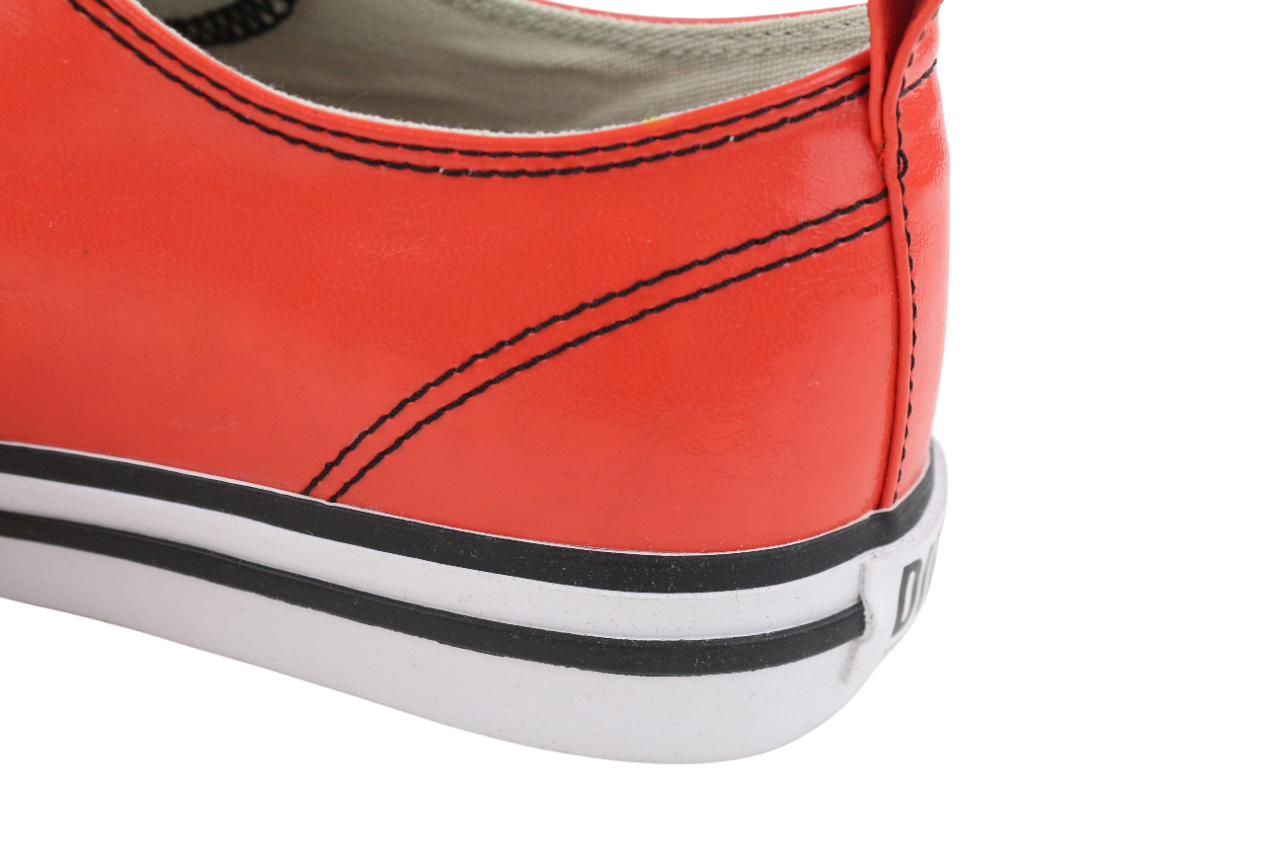 DIESEL S-Athos žemo lygio vyriški sportbačiai, 42,5 dydžio, raudoni, dengti raišteliais, rekomenduojama kaina – 160 € 