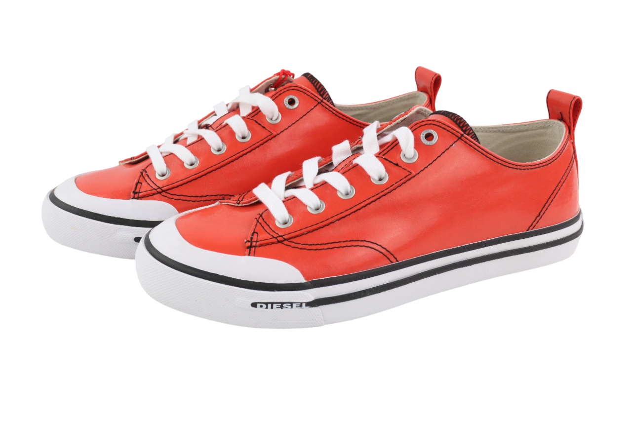 DIESEL S-Athos žemo lygio vyriški sportbačiai, 42,5 dydžio, raudoni, dengti raišteliais, rekomenduojama kaina – 160 € 