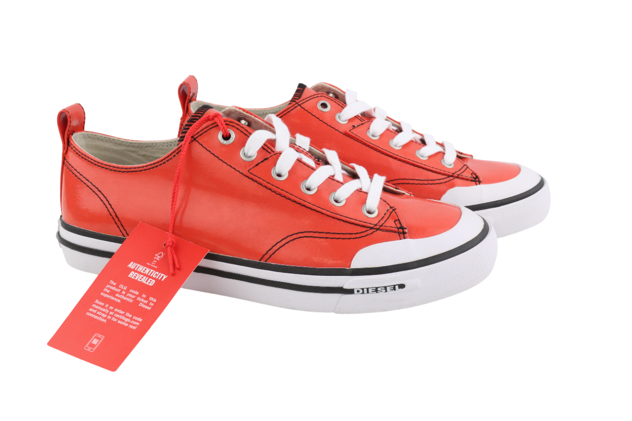 DIESEL S-Athos žemo lygio vyriški sportbačiai, 42,5 dydžio, raudoni, dengti raišteliais, rekomenduojama kaina – 160 € 