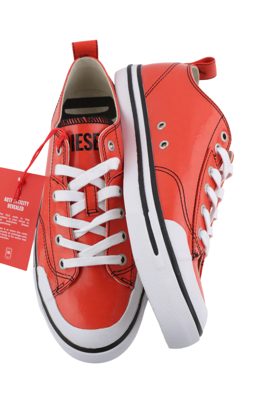DIESEL S-Athos žemo lygio vyriški sportbačiai, 42,5 dydžio, raudoni, dengti raišteliais, rekomenduojama kaina – 160 € 
