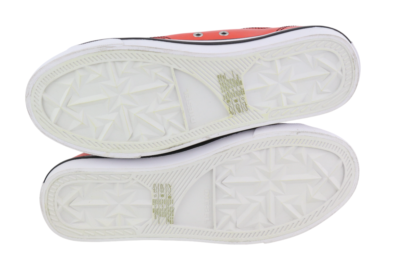 DIESEL S-Athos žemo lygio vyriški sportbačiai, 42,5 dydžio, raudoni, dengti raišteliais, rekomenduojama kaina – 160 € 