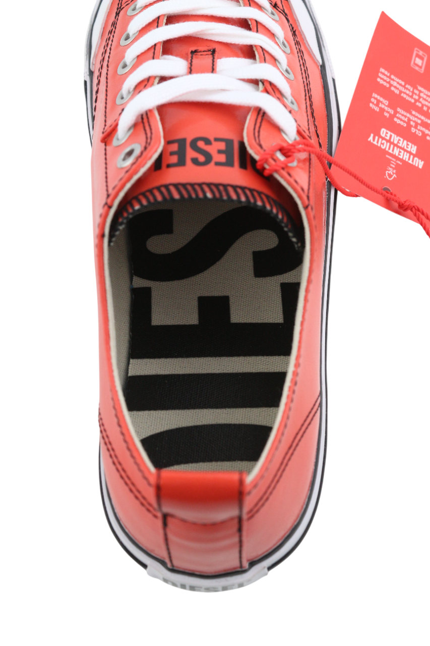 DIESEL S-Athos žemakulniai vyriški sportbačiai, 42 dydžio, raudoni, dengti nėriniuotais kraštais, rekomenduojama kaina – 160 €. 