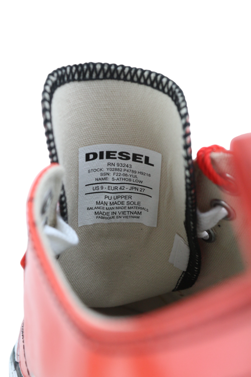 DIESEL S-Athos žemakulniai vyriški sportbačiai, 42 dydžio, raudoni, dengti nėriniuotais kraštais, rekomenduojama kaina – 160 €. 