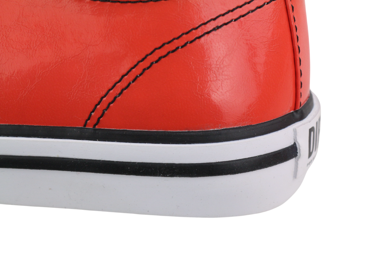 DIESEL S-Athos žemakulniai vyriški sportbačiai, 42 dydžio, raudoni, dengti nėriniuotais kraštais, rekomenduojama kaina – 160 €. 