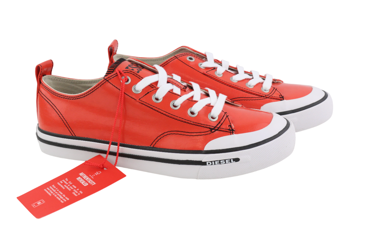 DIESEL S-Athos žemakulniai vyriški sportbačiai, 42 dydžio, raudoni, dengti nėriniuotais kraštais, rekomenduojama kaina – 160 €. 