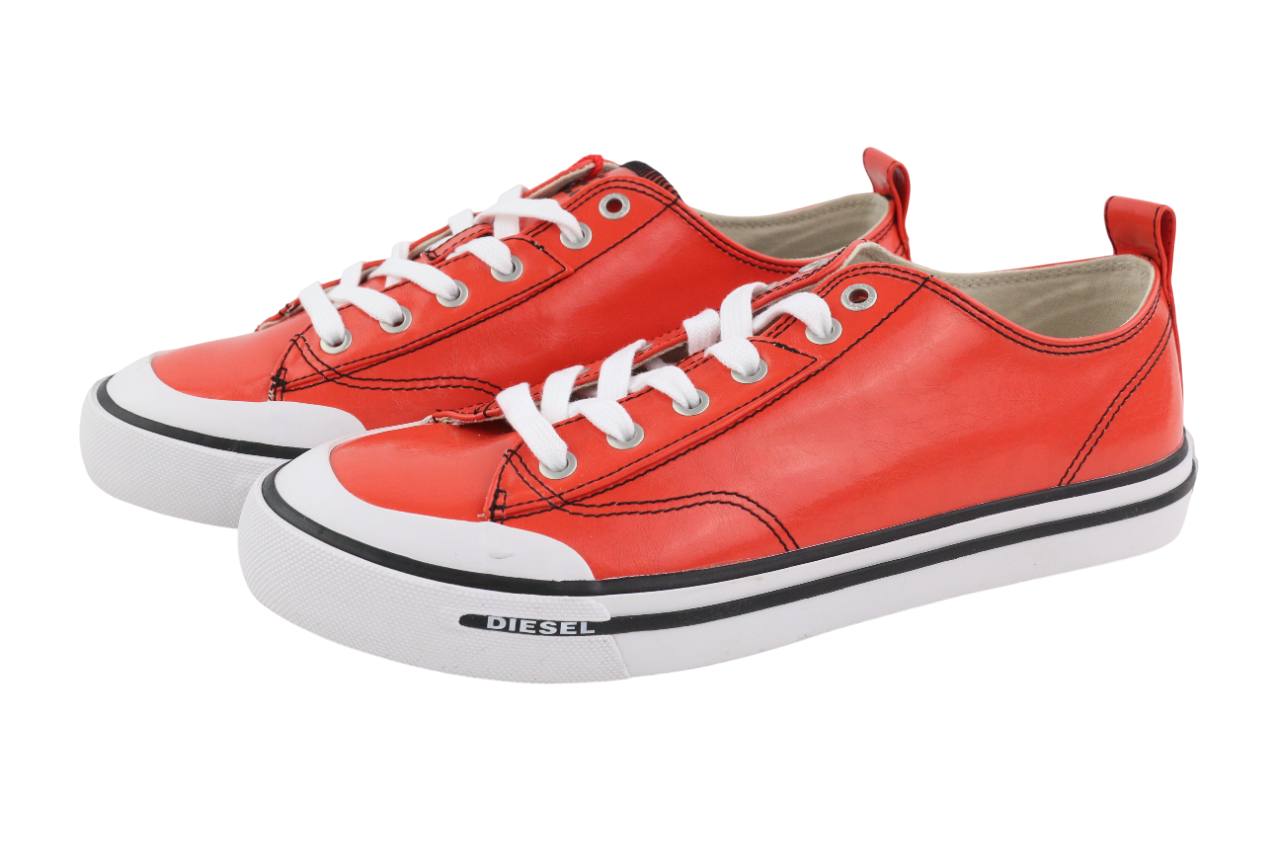 DIESEL S-Athos žemakulniai vyriški sportbačiai, 42 dydžio, raudoni, dengti nėriniuotais kraštais, rekomenduojama kaina – 160 €. 