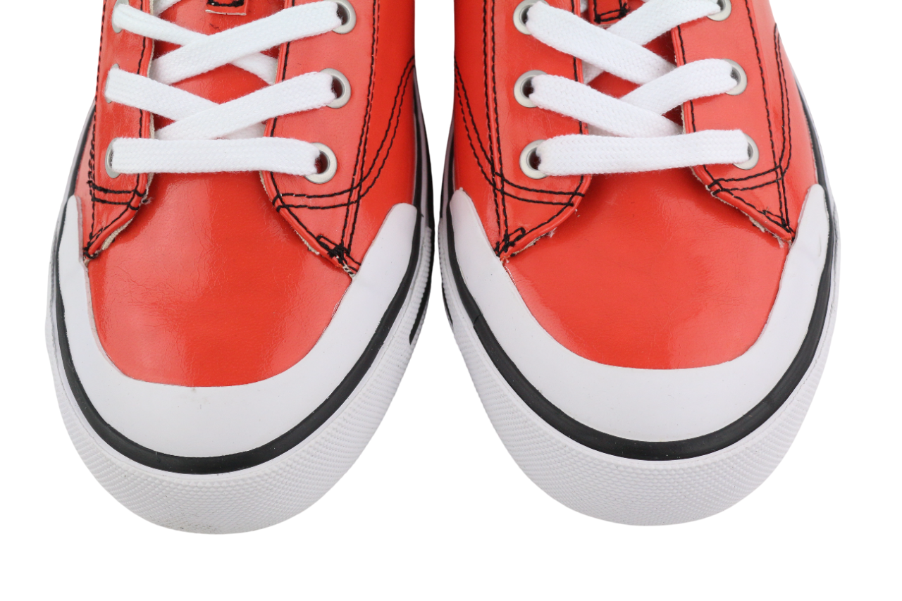 DIESEL S-Athos žemakulniai vyriški sportbačiai, 42 dydžio, raudoni, dengti nėriniuotais kraštais, rekomenduojama kaina – 160 €. 