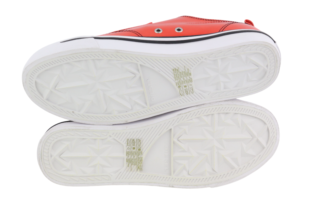 DIESEL S-Athos žemakulniai vyriški sportbačiai, 42 dydžio, raudoni, dengti nėriniuotais kraštais, rekomenduojama kaina – 160 €. 