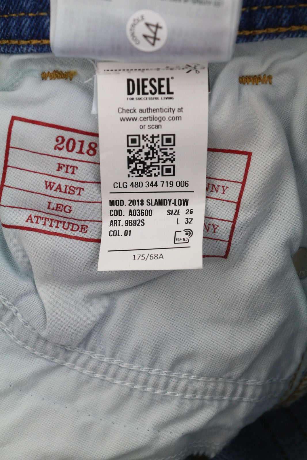 DIESEL 2018 Slandy Low 9B92S moteriški džinsai W26/L32 itin aptempti, žemo ūgio, rekomenduojama mažmeninė kaina – 160 € 