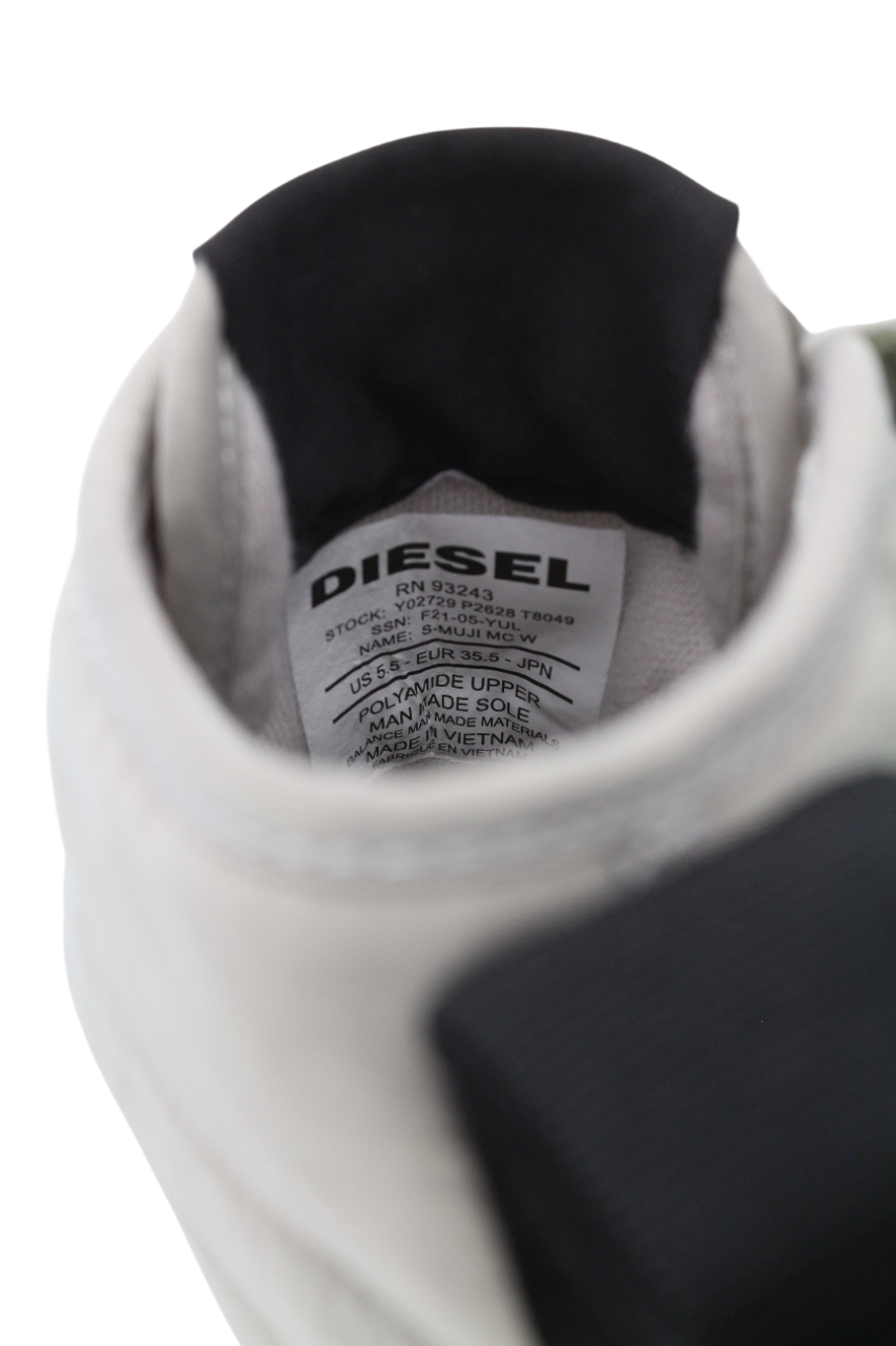 DIESEL S-Muji MC moteriški sportbačiai su šviesiai pilkais aukštais bateliais, 35,5 cm, migdolų spalvos nosimi. Rekomenduojama kaina – 180 €. 