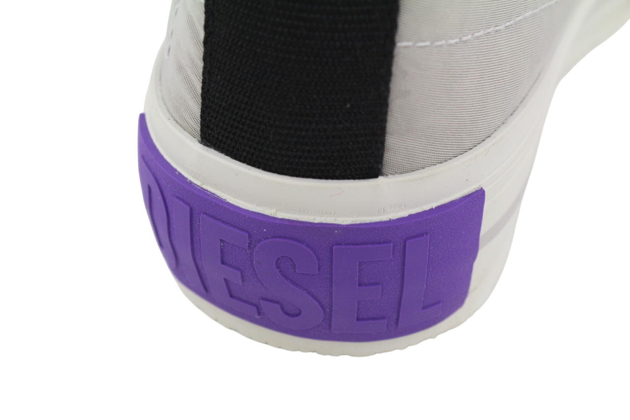 DIESEL S-Muji MC moteriški sportbačiai su šviesiai pilkais aukštais bateliais, 35,5 cm, migdolų spalvos nosimi. Rekomenduojama kaina – 180 €. 