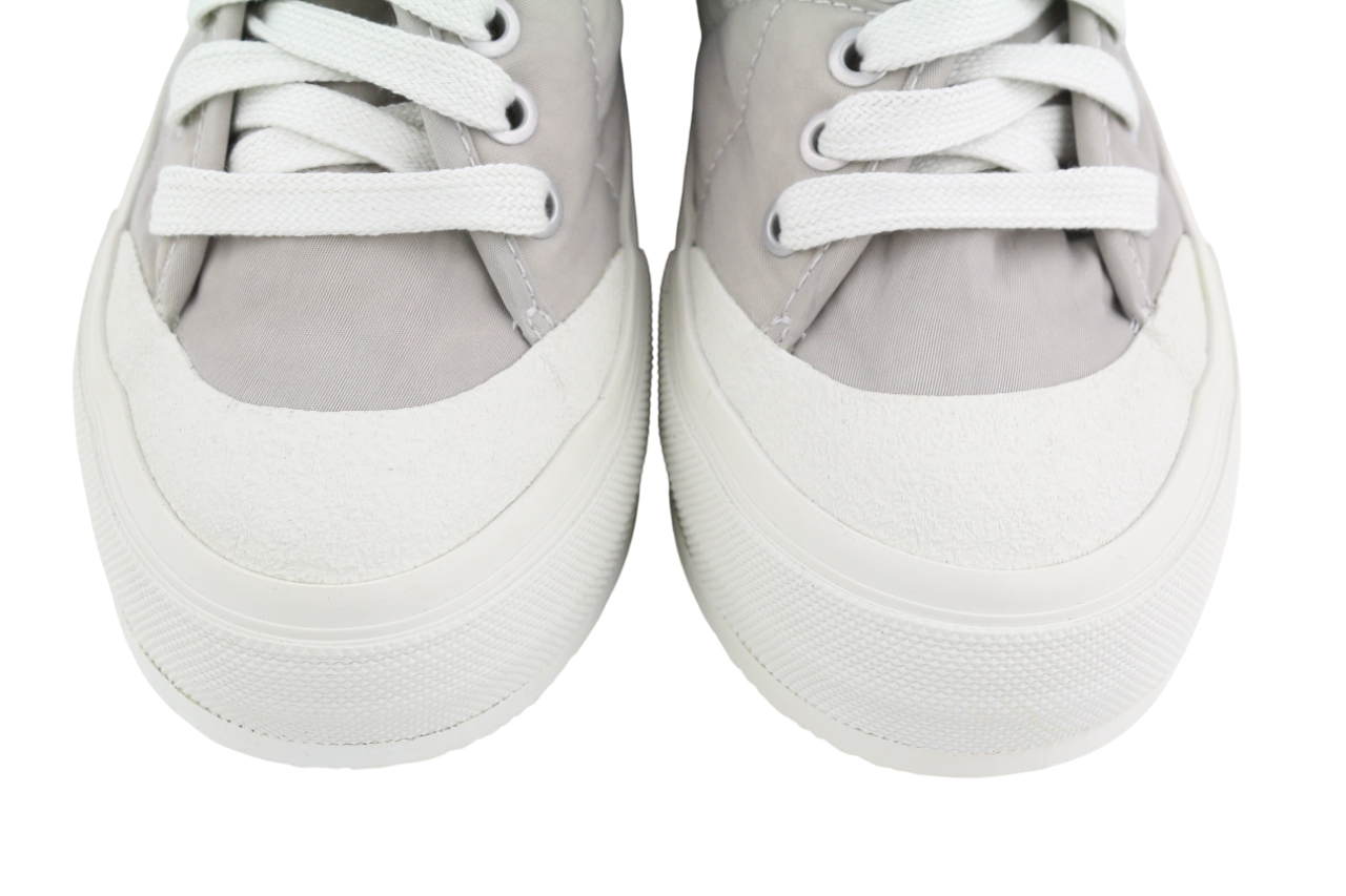 DIESEL S-Muji MC moteriški sportbačiai su šviesiai pilkais aukštais bateliais, 35,5 cm, migdolų spalvos nosimi. Rekomenduojama kaina – 180 €. 