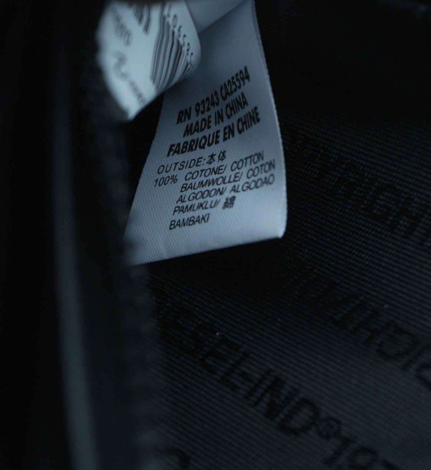 DIESEL Isuki 24 užtrauktukų unisex piniginė, VIENO DYDŽIO, juoda, užsegama užtrauktuku, rekomenduojama kaina – 150 €