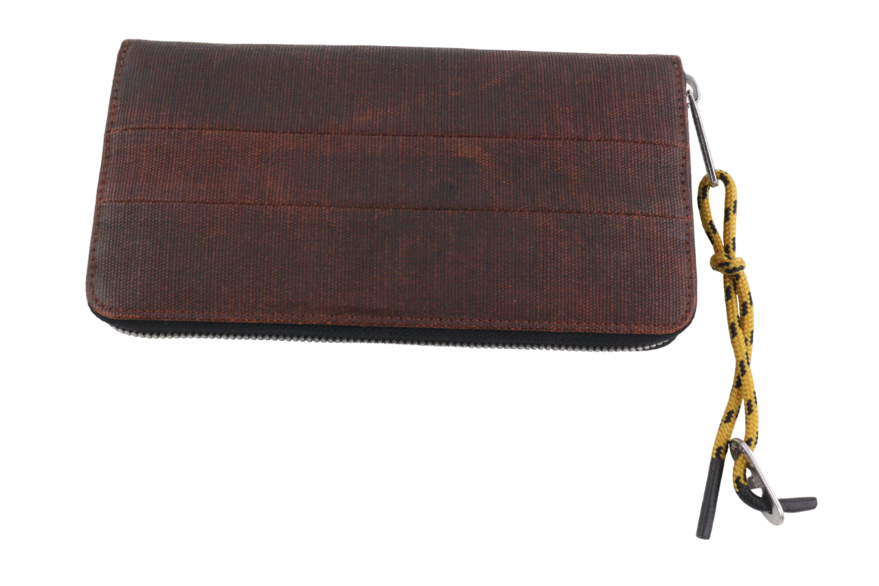 DIESEL unisex piniginė, VIENO DYDŽIO, skalbta tamsiai ruda, užsegama užtrauktuku, rekomenduojama kaina – 150 € 