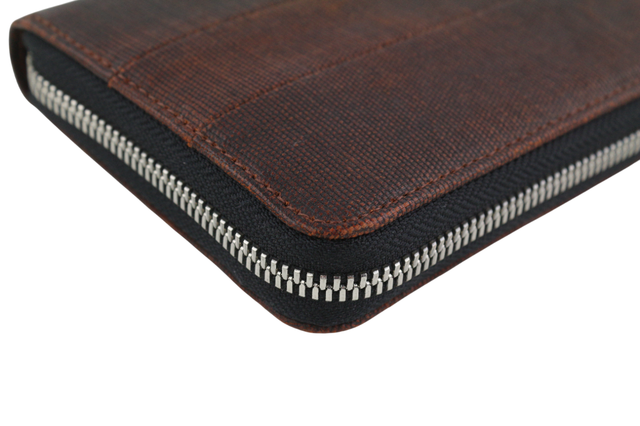 DIESEL unisex piniginė, VIENO DYDŽIO, skalbta tamsiai ruda, užsegama užtrauktuku, rekomenduojama kaina – 150 € 