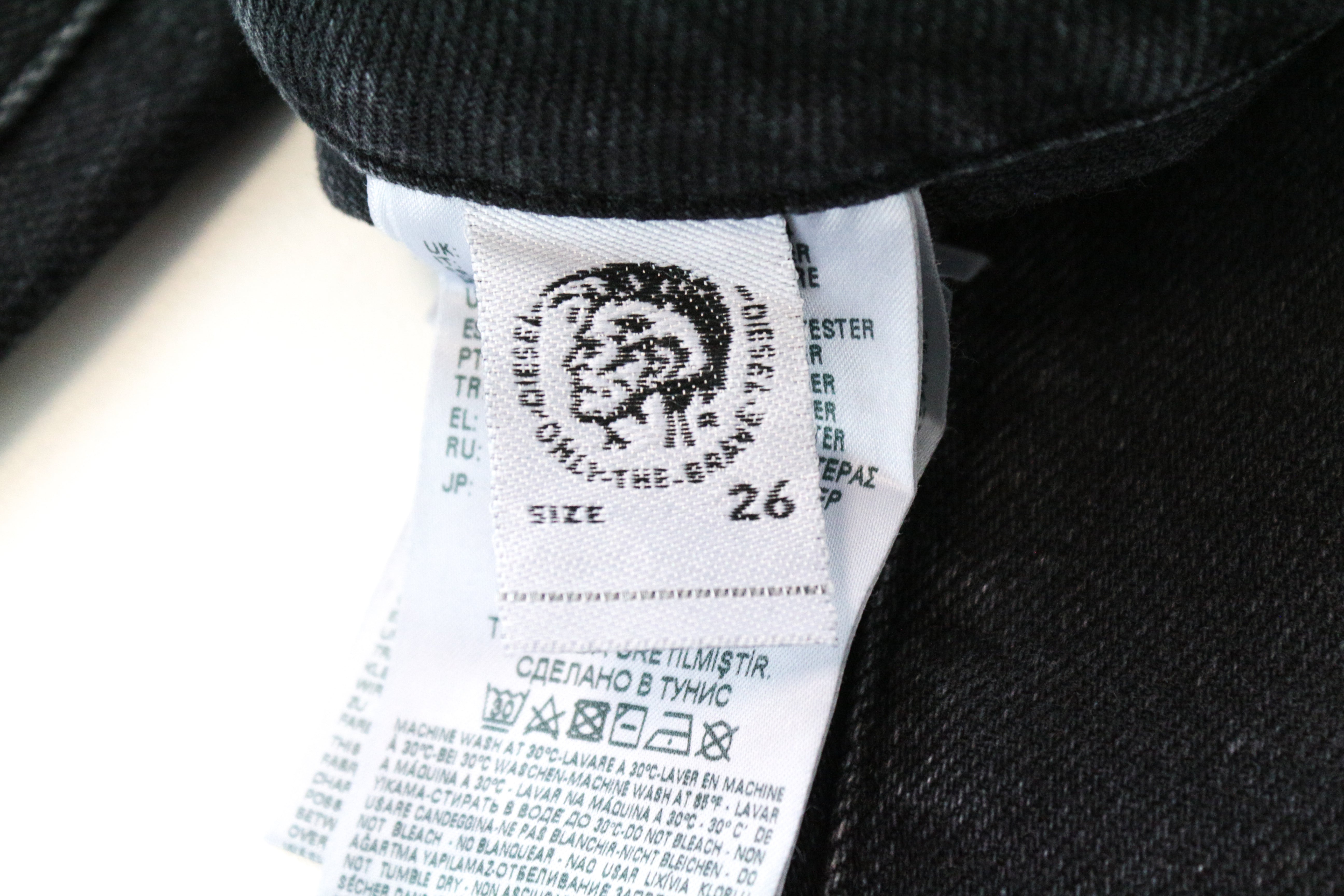 DIESEL D-Earlie 080AP W26/L30 juodi medvilniniai trumpi ploni moteriški džinsai 