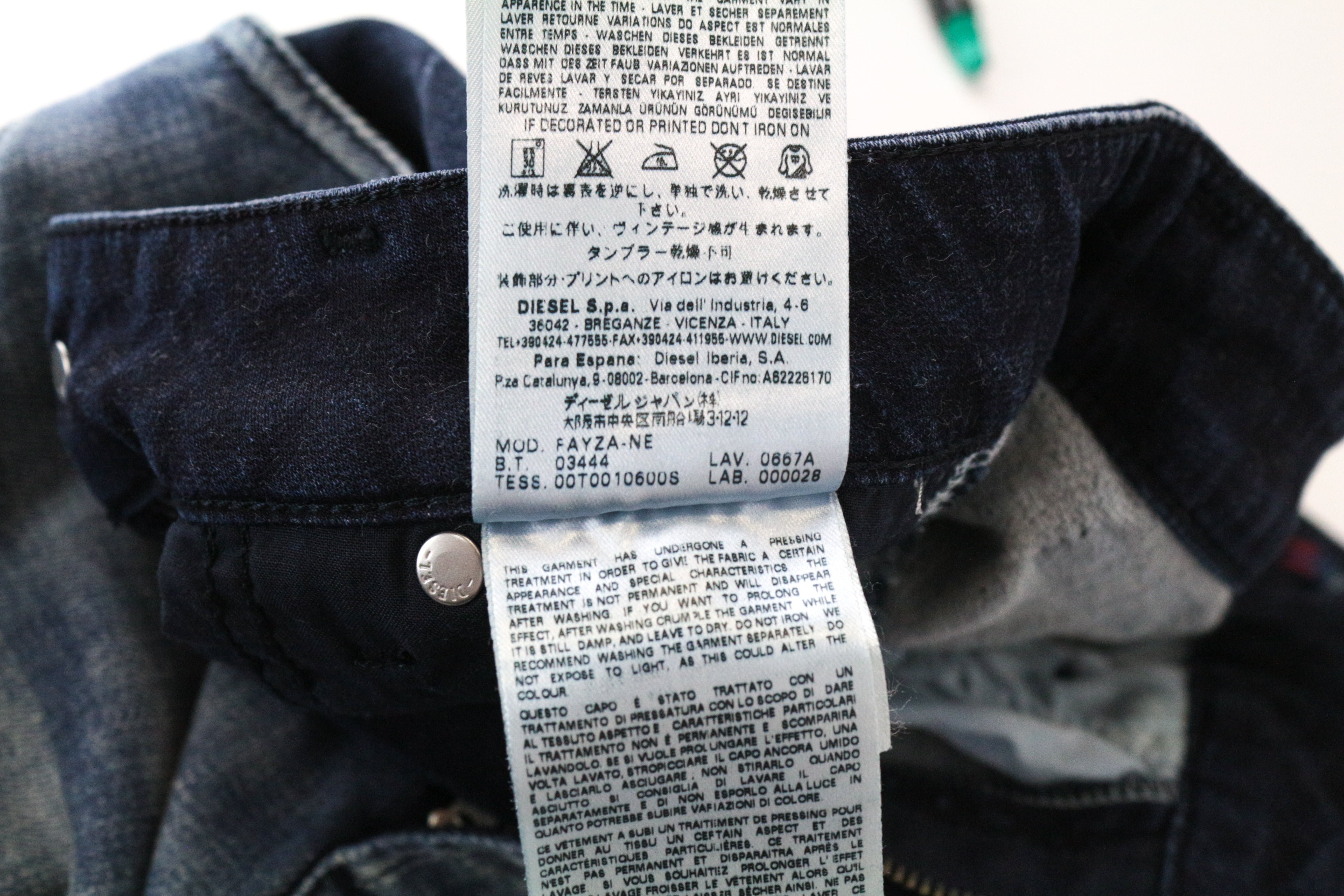 DIESEL Fayza-NE 0667A W25 Boyfriend Fit moteriški skalbti jogg džinsai 