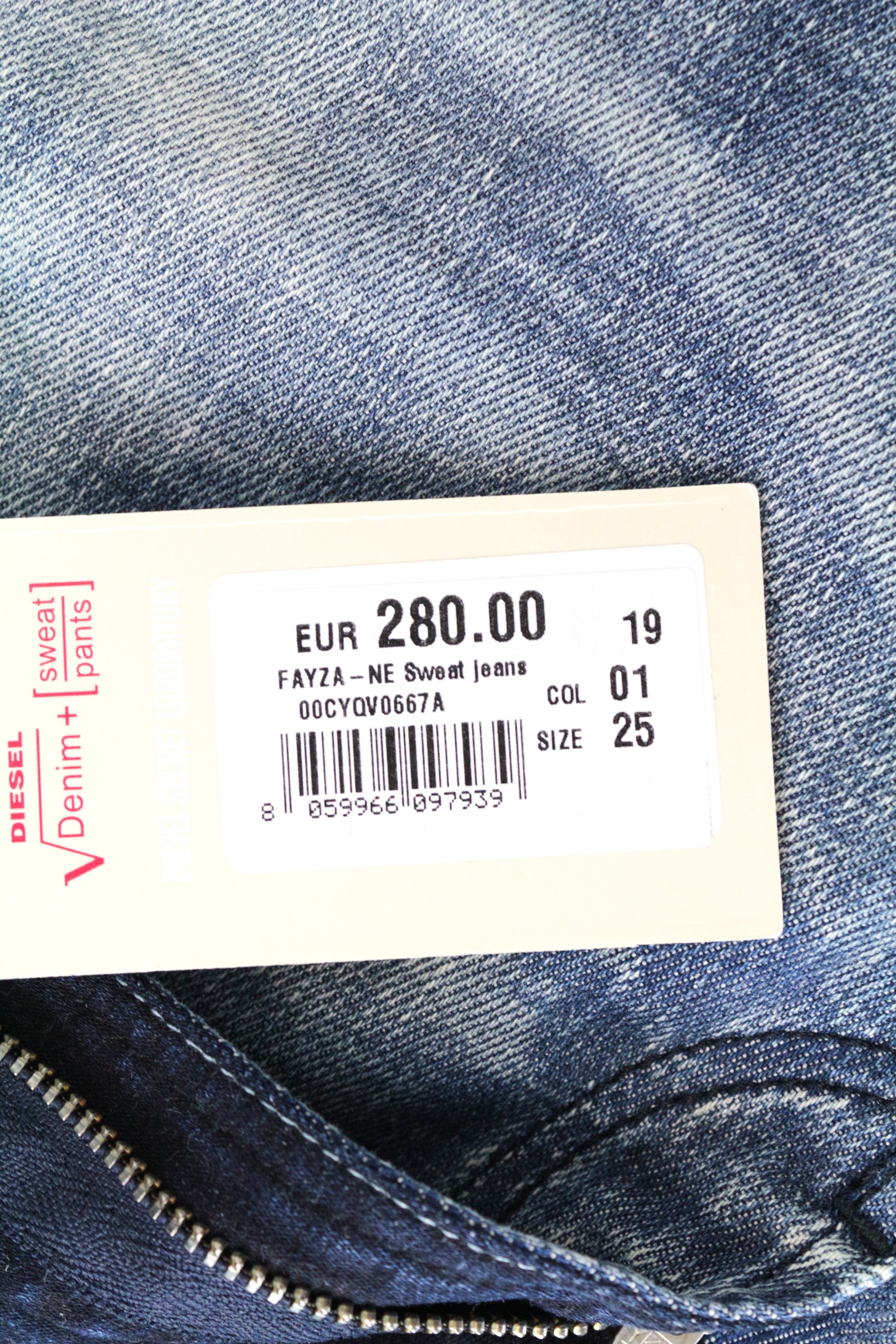 DIESEL Fayza-NE 0667A W25 Boyfriend Fit moteriški skalbti jogg džinsai 