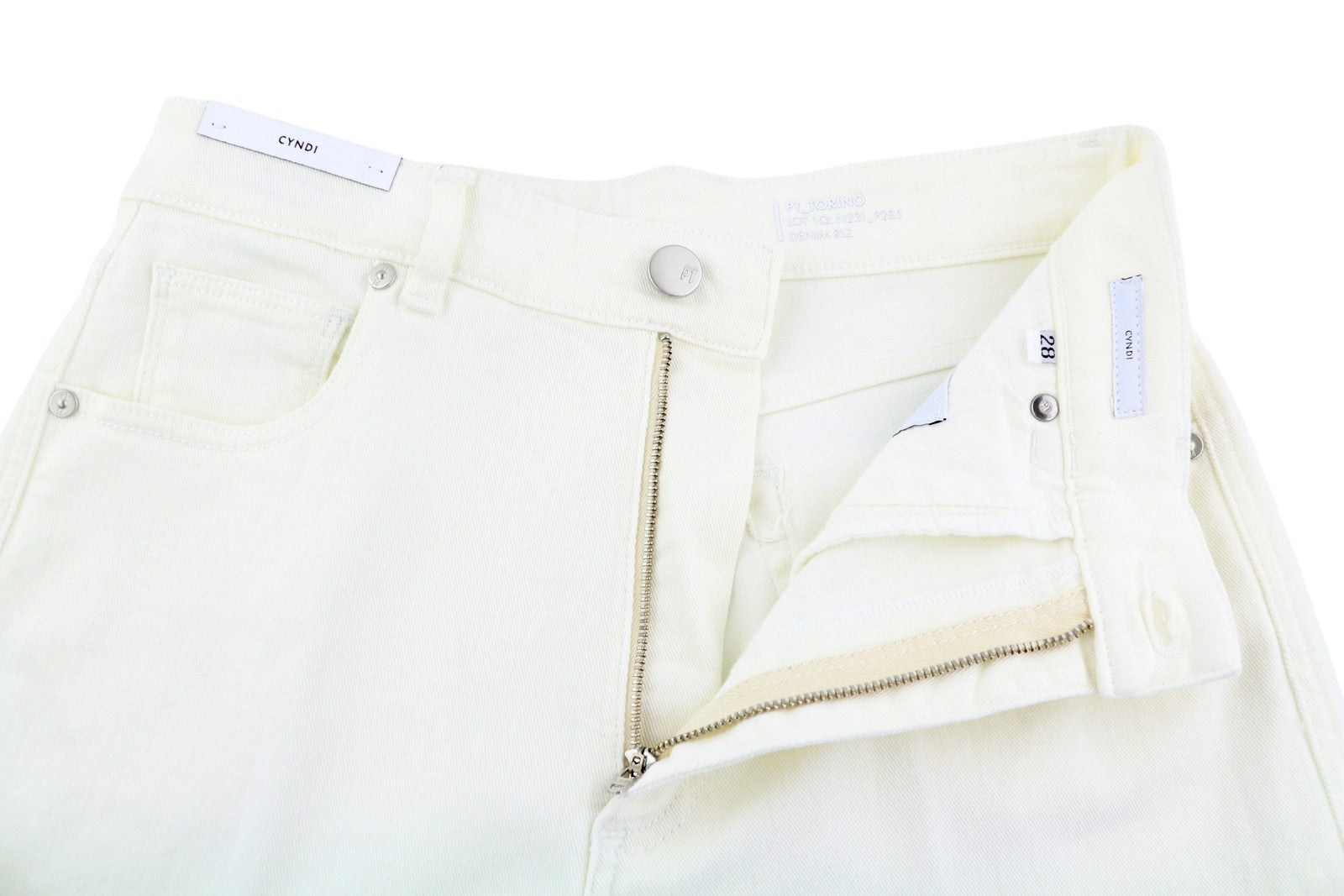 PT TORINO Cyndi moteriški džinsai W28 balti aukštu juosmeniu platėjančiomis klešnėmis. Rekomenduojama kaina – 250 €. 