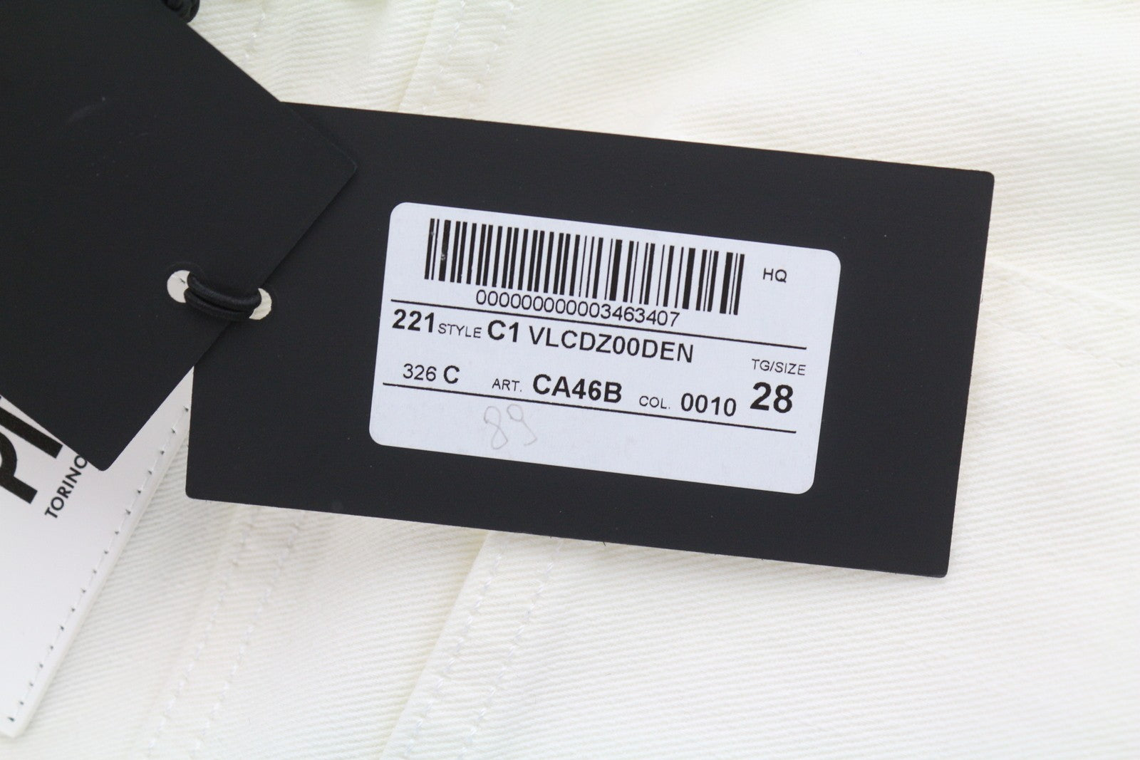 PT TORINO Cyndi moteriški džinsai W28 balti aukštu juosmeniu platėjančiomis klešnėmis. Rekomenduojama kaina – 250 €. 