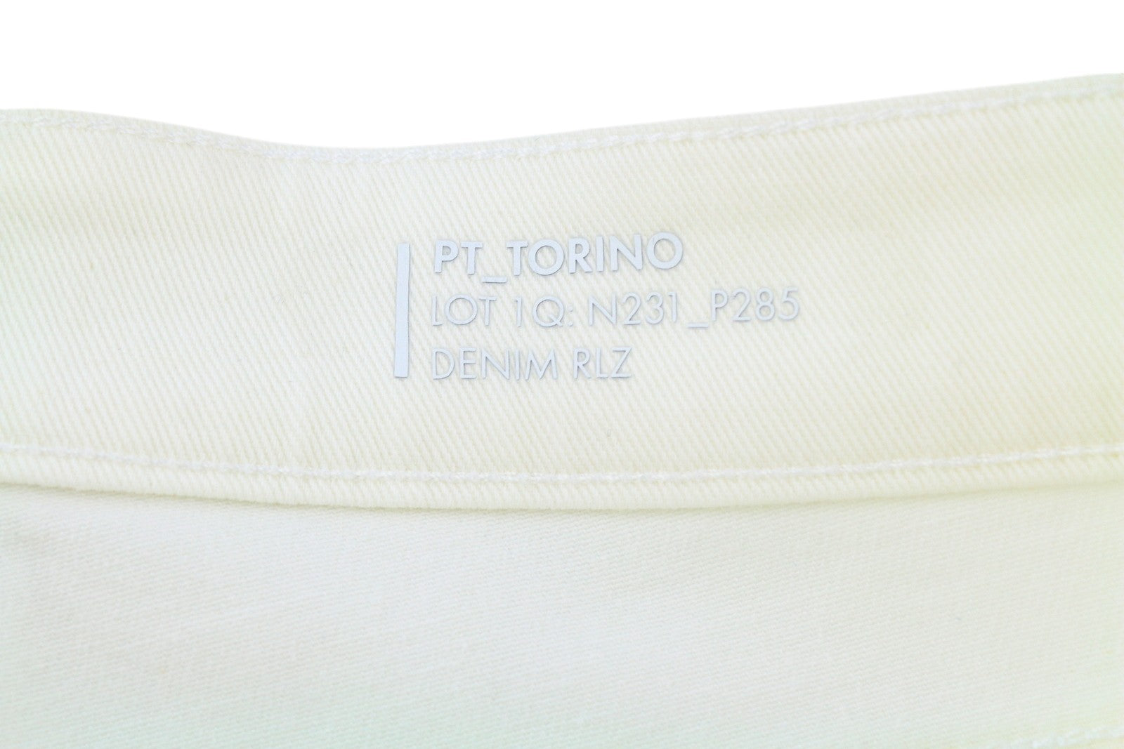 PT TORINO Cyndi moteriški džinsai W28 balti aukštu juosmeniu platėjančiomis klešnėmis. Rekomenduojama kaina – 250 €. 