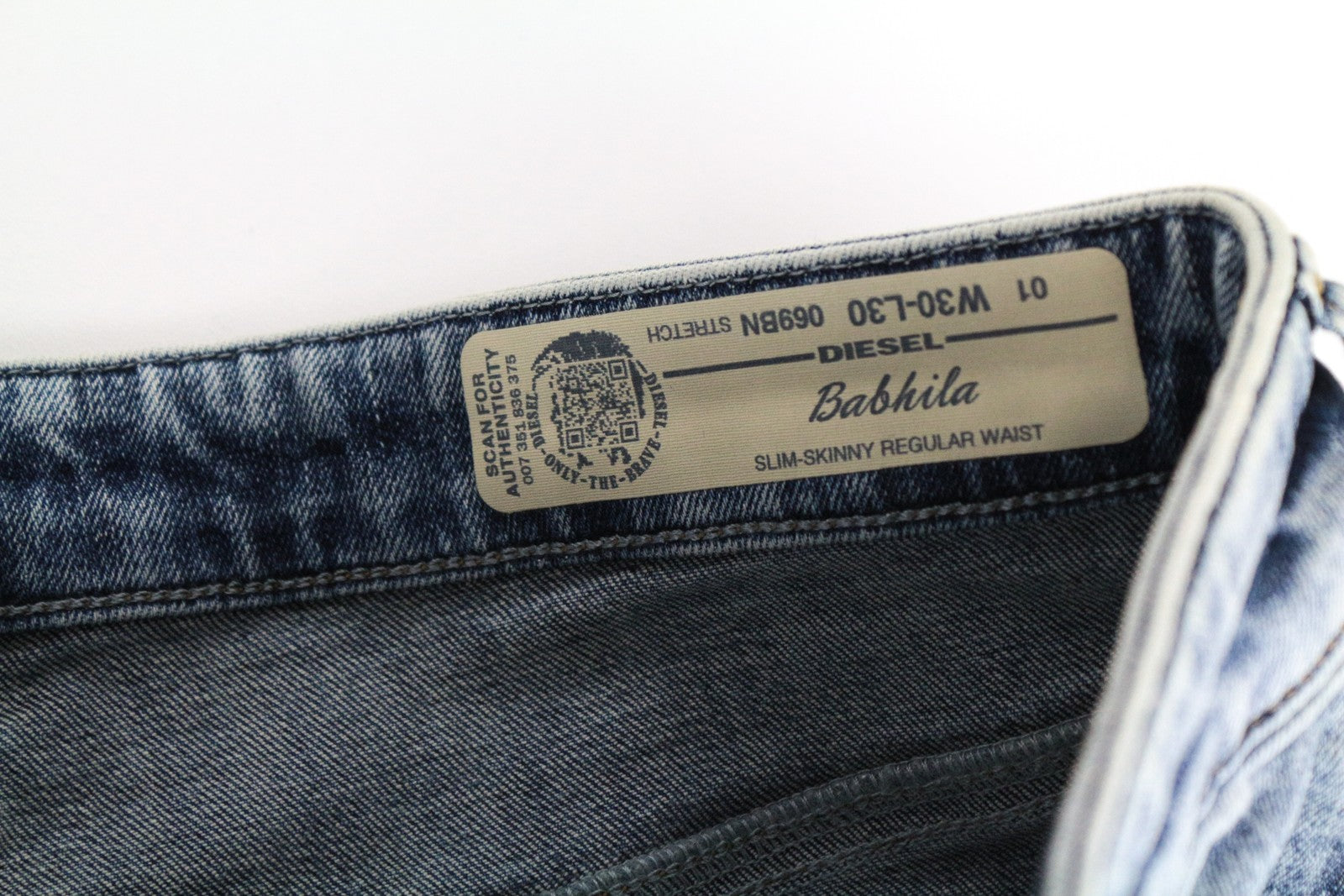 DIESEL Babhila 069BN moteriški W30/L30 tamprūs aptempti mėlyni džinsai su sagomis 
