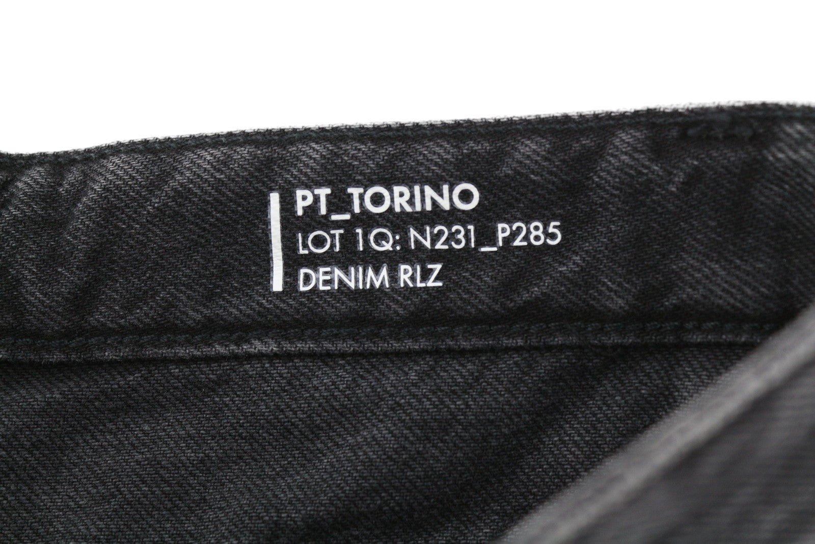 PT TORINO Tracy moteriški džinsai W26 juodi tiesūs cirkonio akmenėliais šone iki kulkšnies 