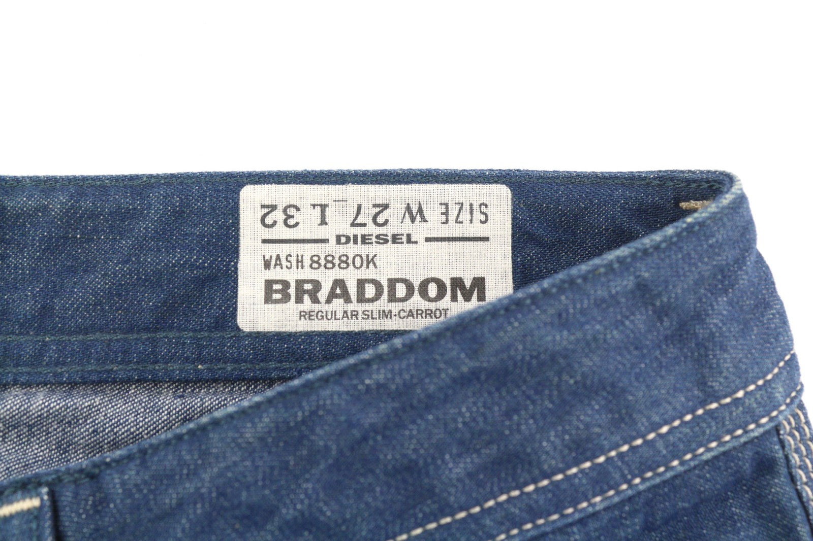 DIESEL Braddom 8880K vyriški džinsai W27/L32 Regular Slim su morkų sagomis, skalbtos mėlynos spalvos 