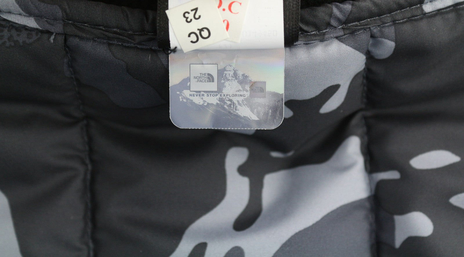 „THE NORTH FACE“ nauja vatinė vyriška liemenė XS su užtrauktuku, izoliacija, dygsniuota, kamufliažinė 