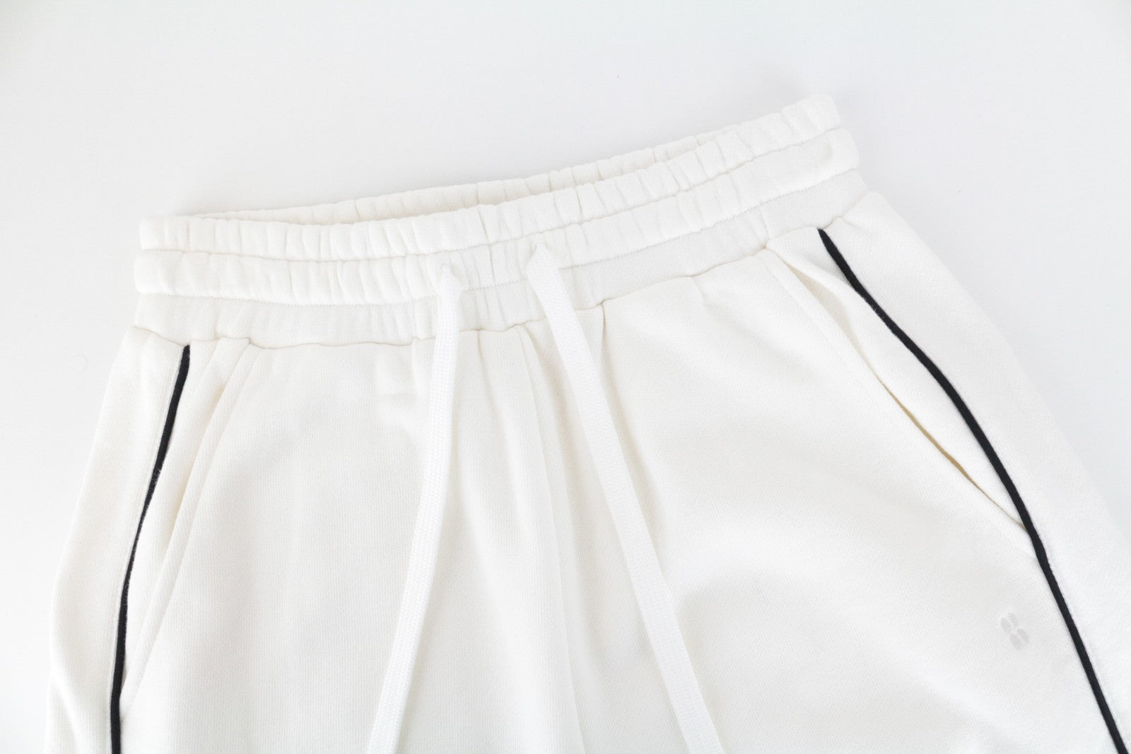 SWEATY BETTY moteriškos W26/L29 gelsvai baltos laisvalaikio sportinės kelnės 