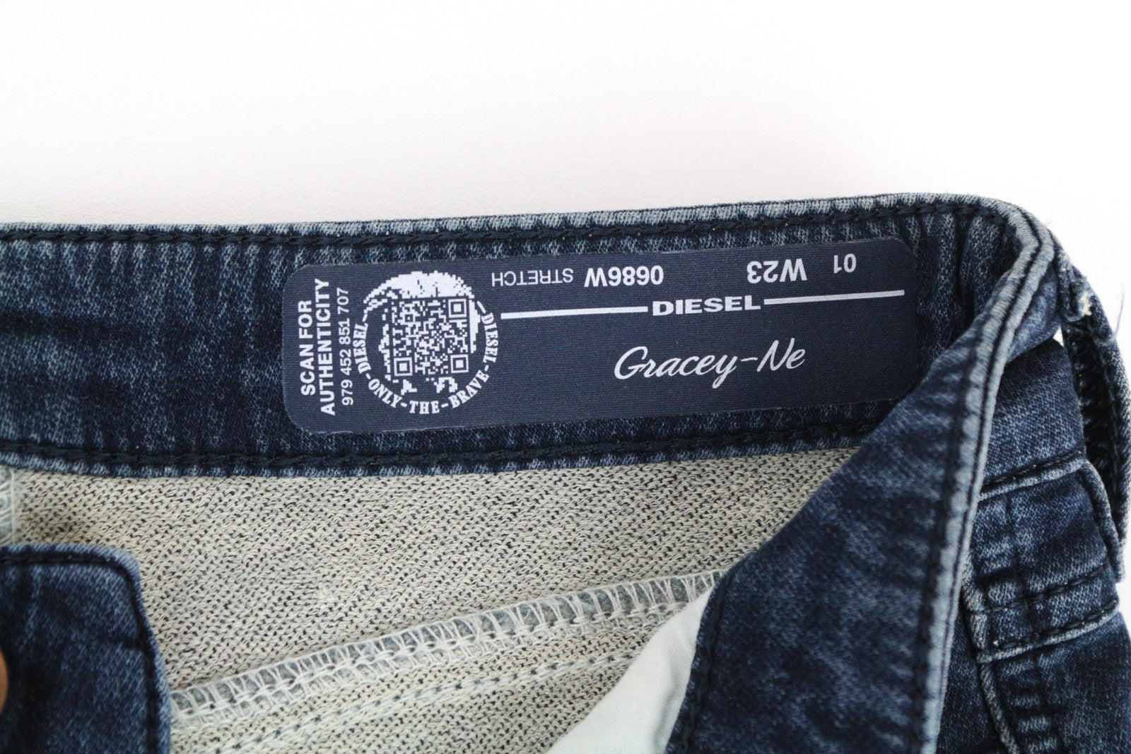 DIESEL Gracey-Ne 0686W moteriški W23 Slim mėlyni Jogg tamprūs sportiniai džinsai 