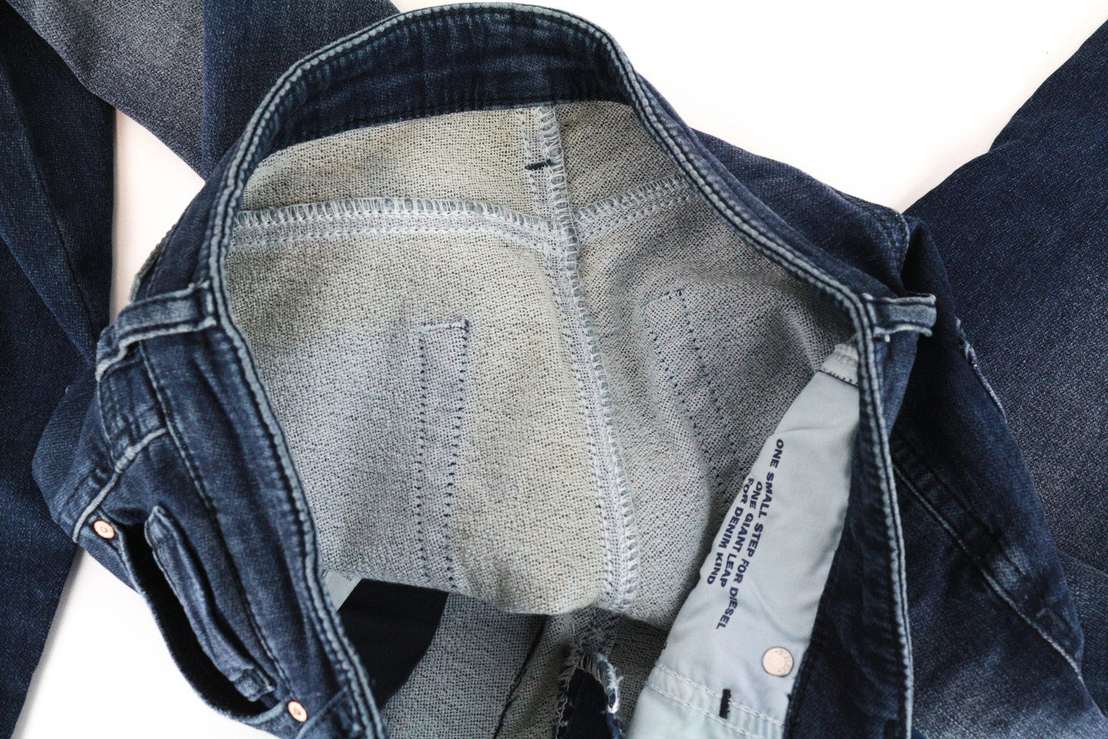 DIESEL Gracey-Ne 0686W moteriški W23 Slim mėlyni medvilniniai Jogg tamprūs džinsai 