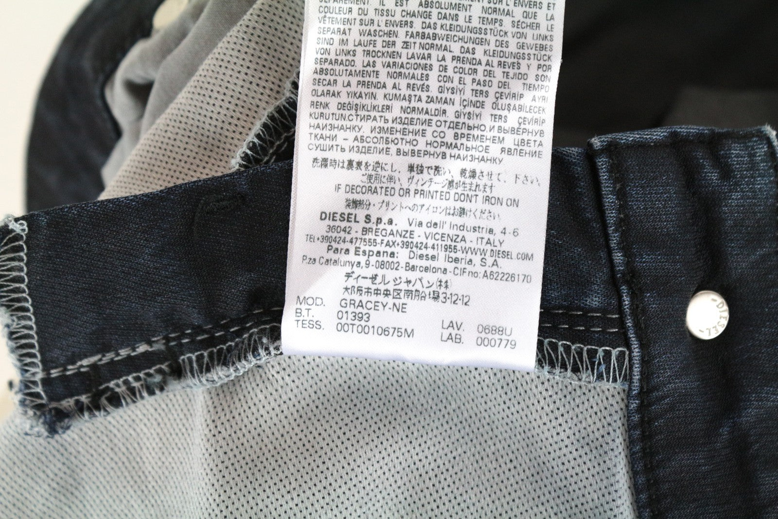 DIESEL Gracey-Ne 0688U moteriški W25 ploni juodi dengti tamprūs jogg džinsai 