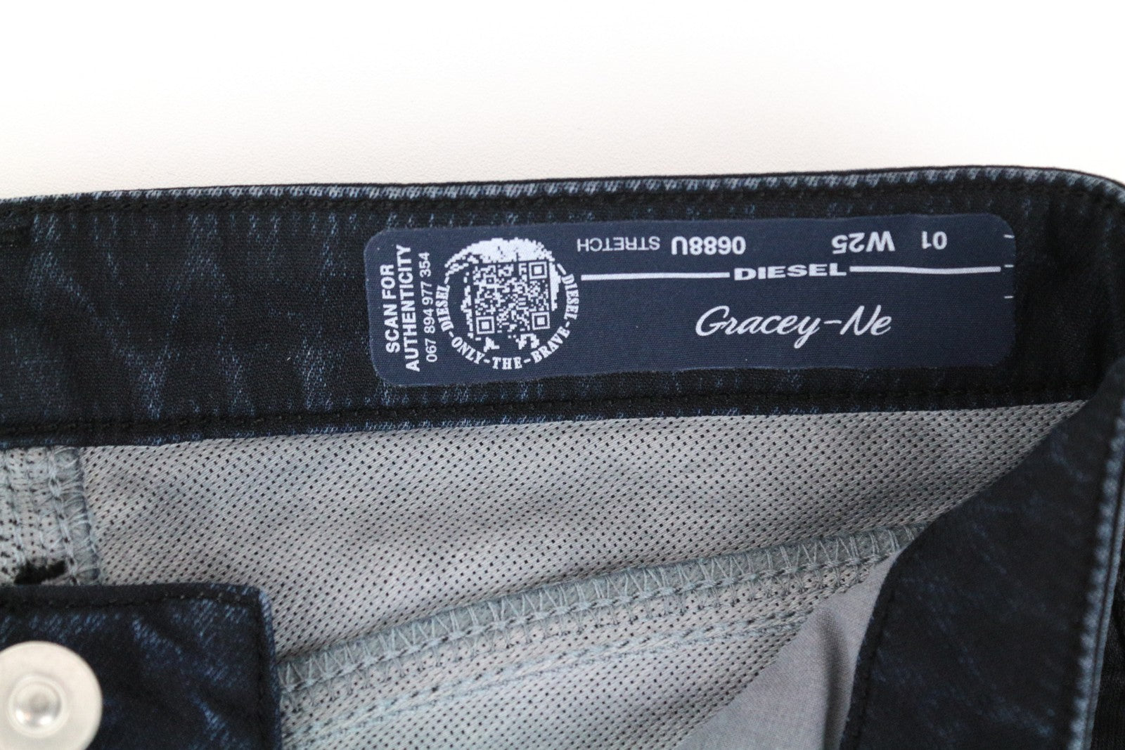 DIESEL Gracey-Ne 0688U moteriški W25 ploni juodi dengti tamprūs jogg džinsai 