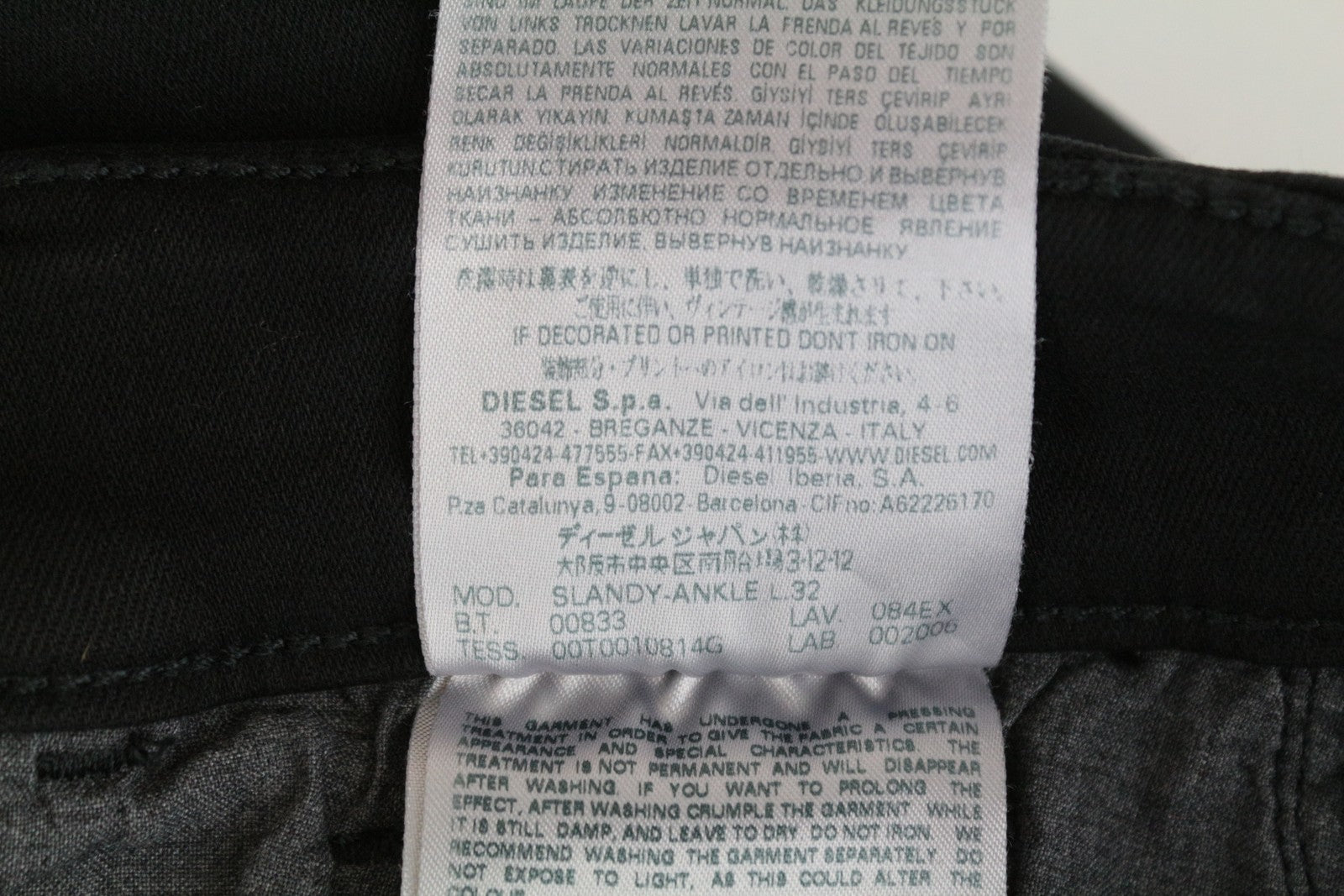 DIESEL Slandy-Ankle 084EX W27/L32 aptempti juodi tamprūs moteriški plėšyti džinsai 
