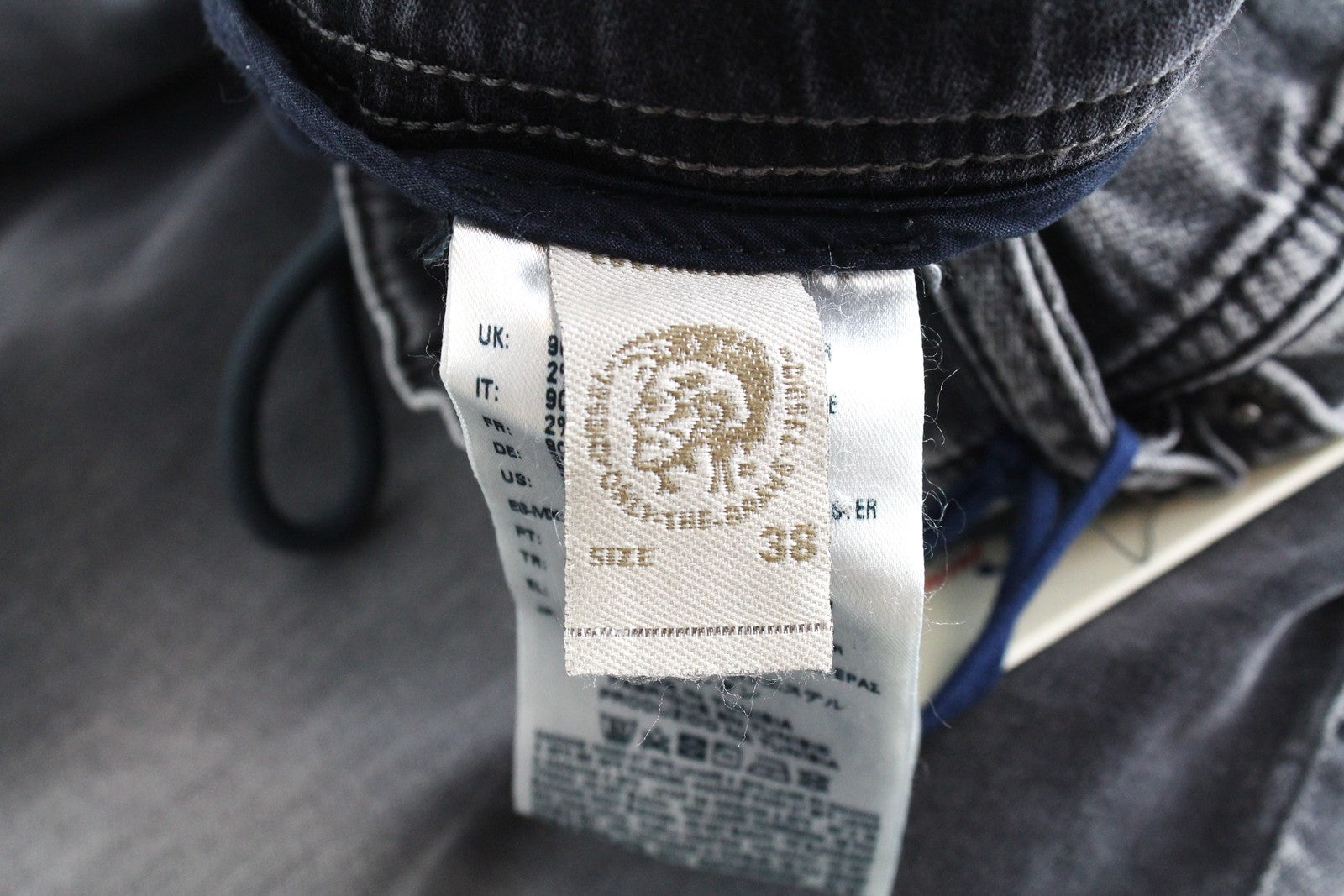 DIESEL Krooley-NE 0855B vyriški W38 Slim Carrot Fit Jogg vidutinio pilkumo tamprūs džinsai 