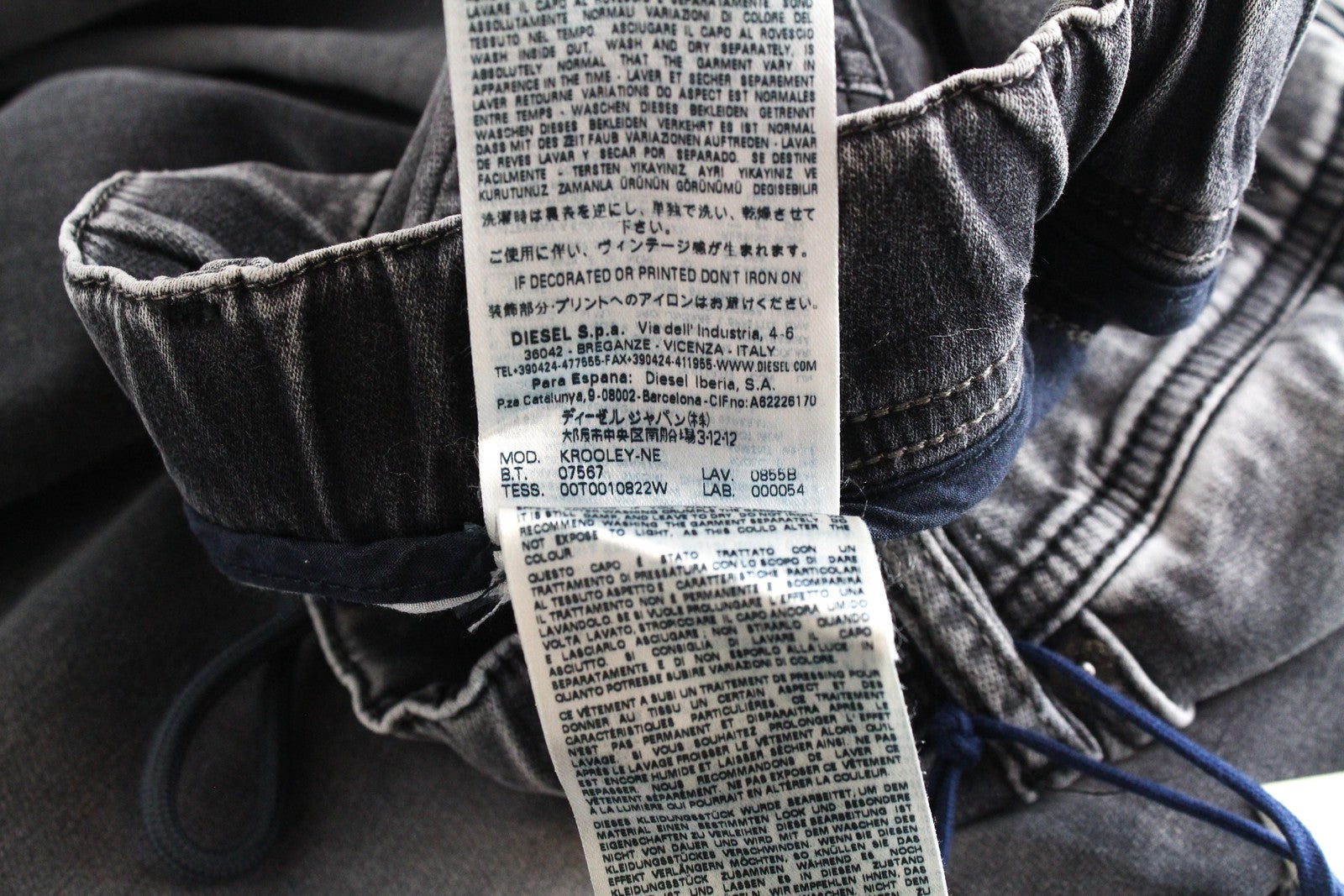 DIESEL Krooley-NE 0855B vyriški W38 Slim Carrot Fit Jogg vidutinio pilkumo tamprūs džinsai 