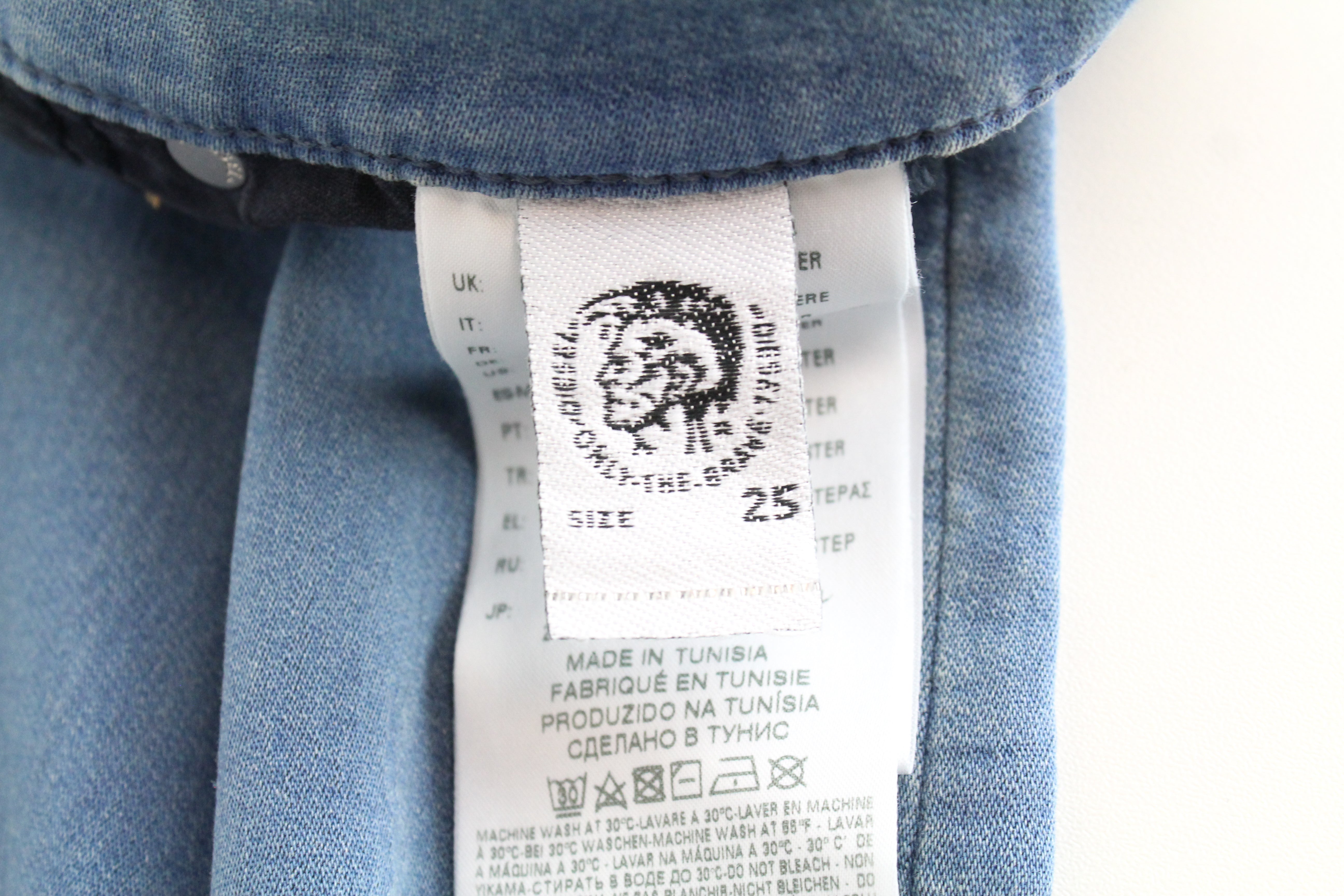 DIESEL Widee-NE 0699A moteriški W25 trumpi mėlyni tiesūs sportiniai džinsai 