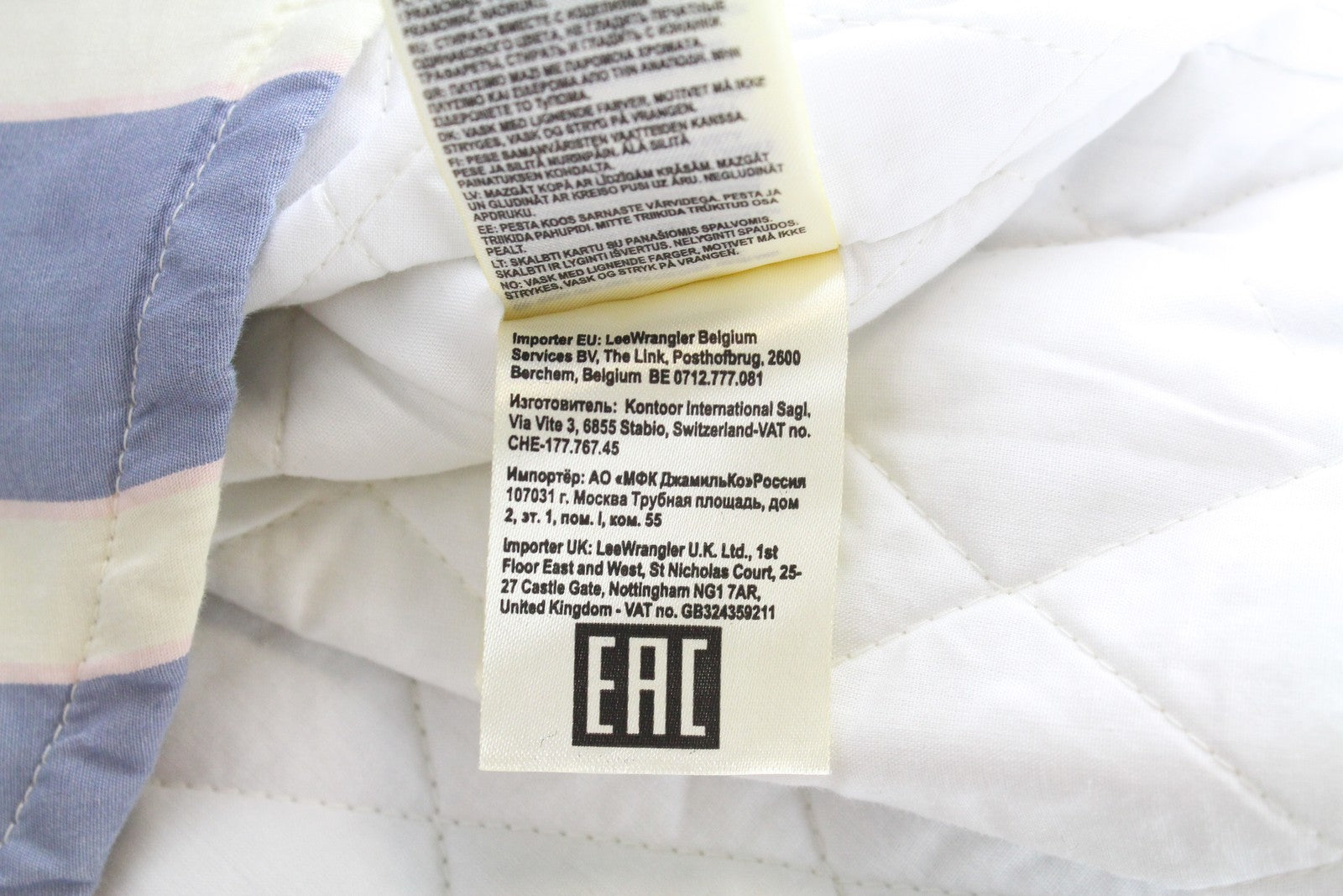 WRANGLER moteriška S dydžio balta paminkštinta striukė su akmens spalvos dryžiais