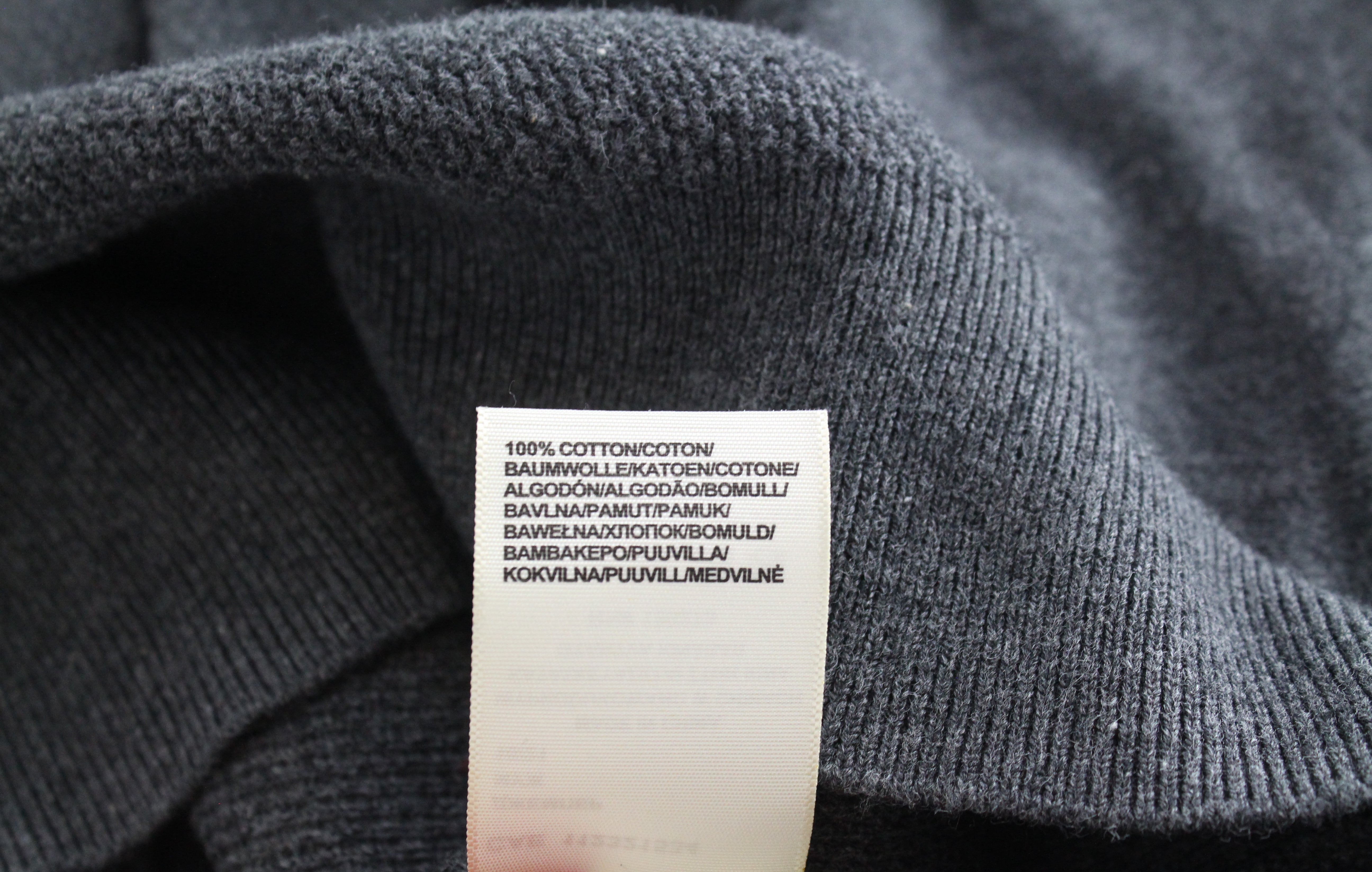 LEE moteriškas M dydžio tamsiai pilkas medvilninis megztinis su melanžo spalvos apvalia kaklo iškirpte, tvirtai megztas