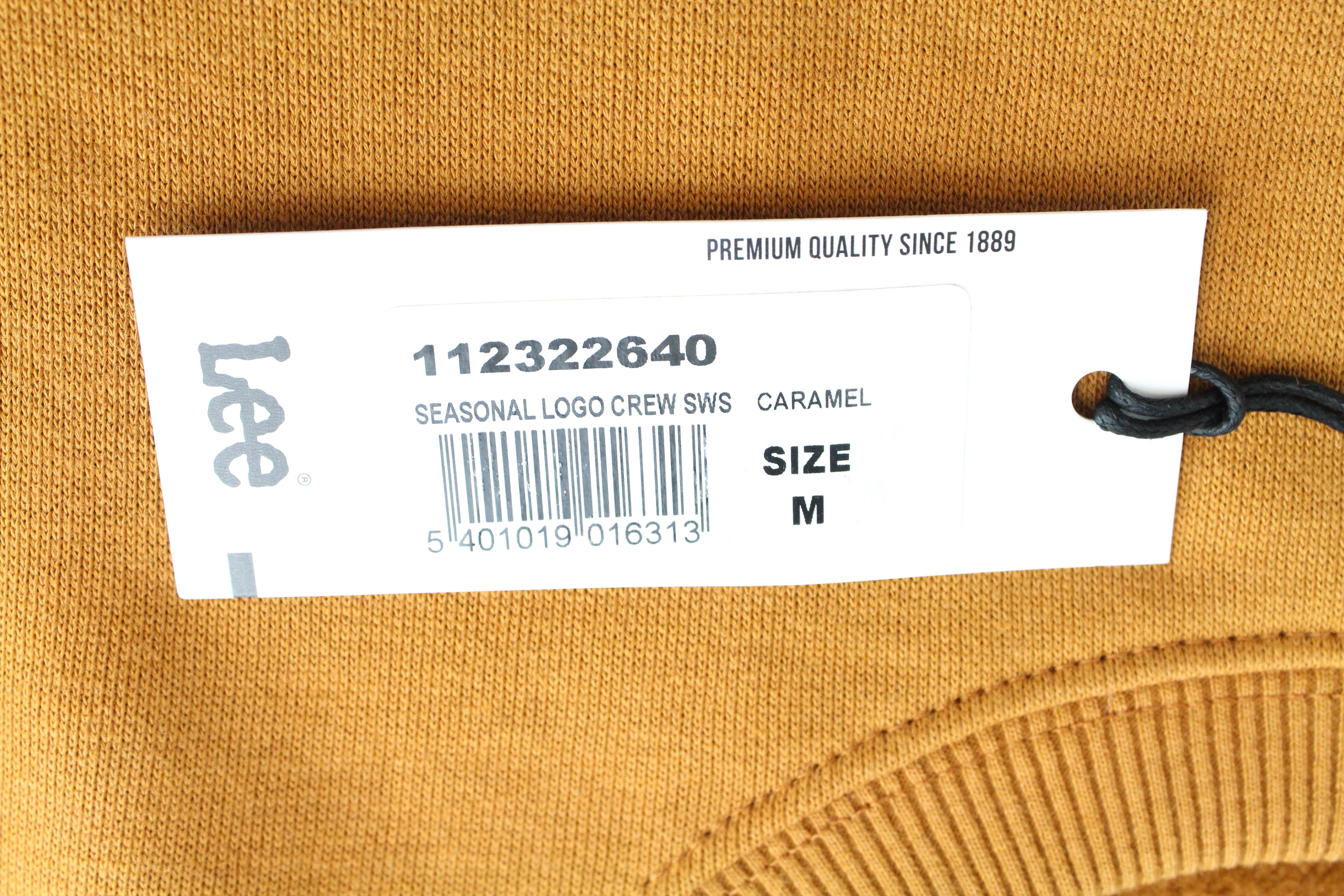 LEE vyriškas M dydžio karamelės rudos spalvos megztinis su logotipu, apvalia kaklo iškirpte, laisvalaikio kirpimas 