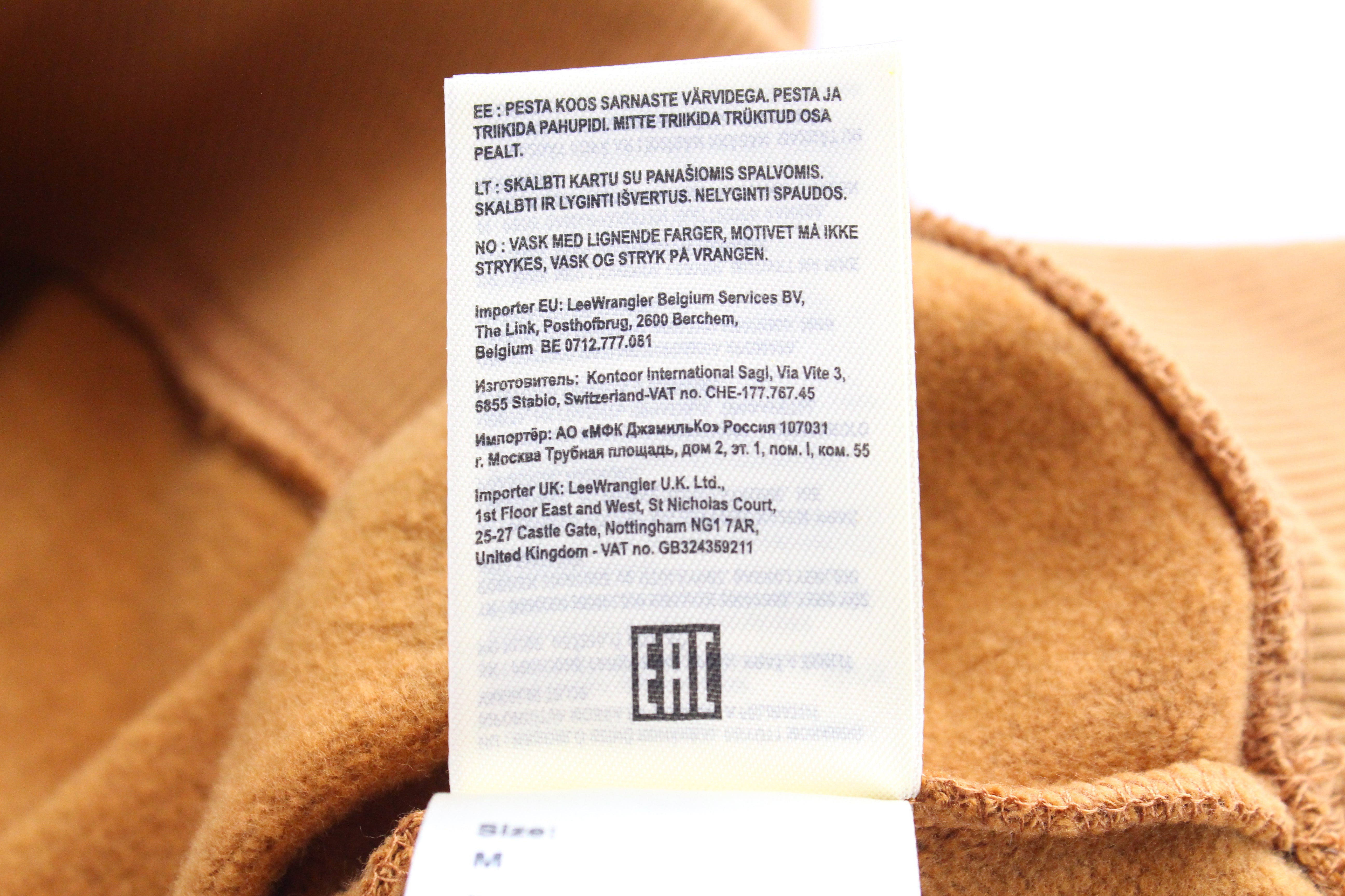 LEE vyriškas M dydžio karamelės rudos spalvos megztinis su logotipu, apvalia kaklo iškirpte, laisvalaikio kirpimas 