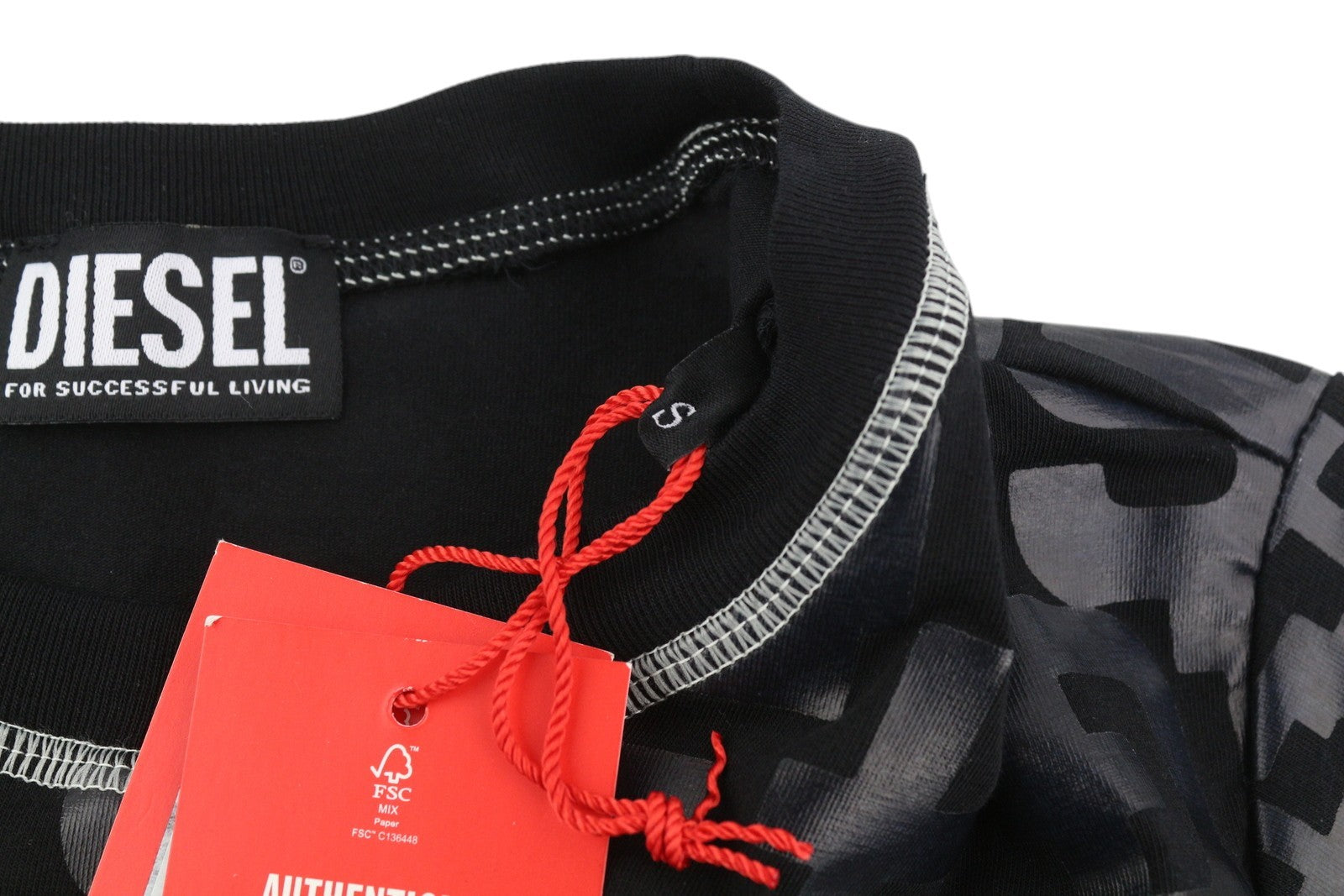 DIESEL T-Reg-Mon moteriški marškinėliai S, juodi, tamprūs, su logotipu ir apvalia kaklo iškirpte. Rekomenduojama kaina – 125 €.