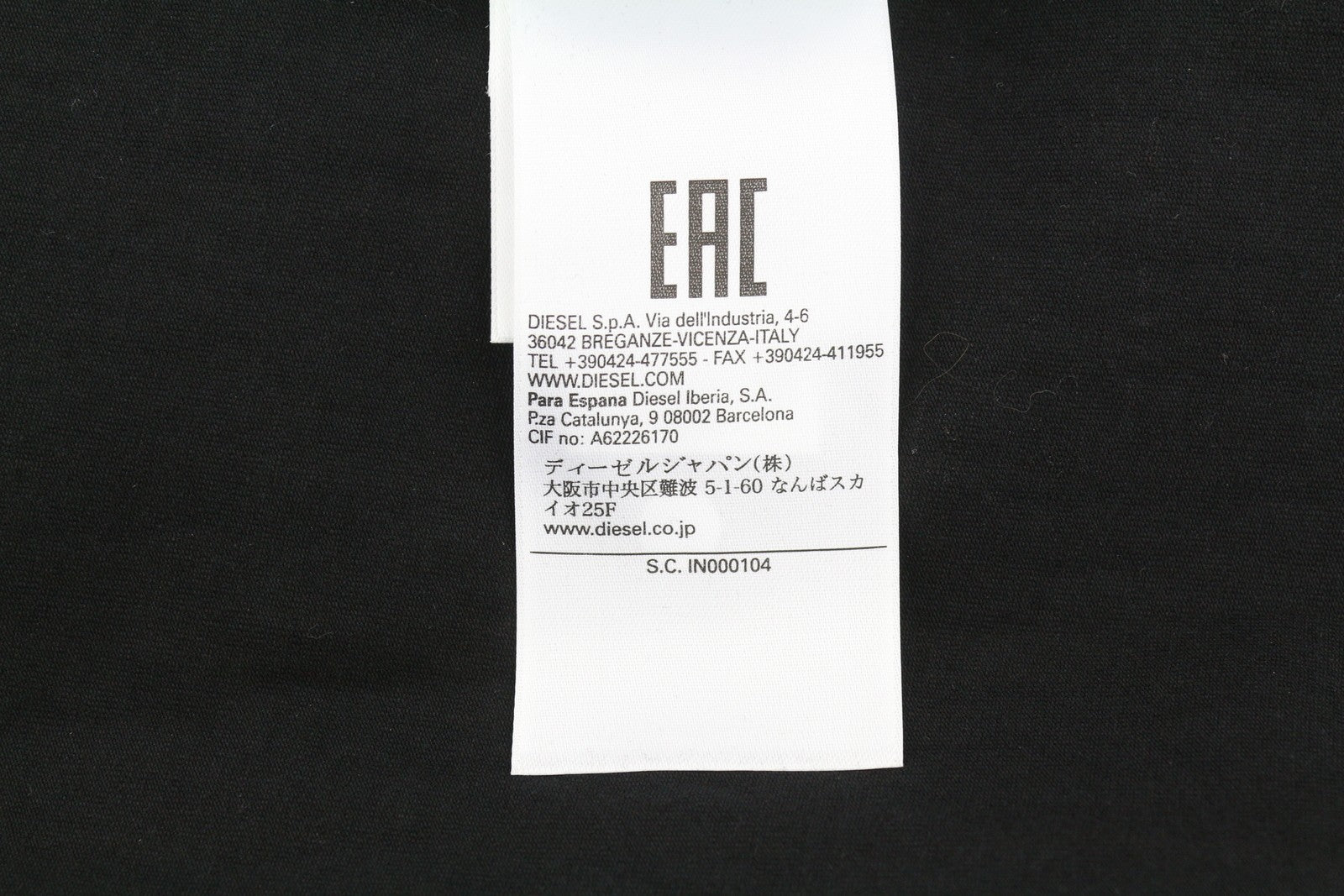 DIESEL T-Reg-Mon moteriški marškinėliai S, juodi, tamprūs, su logotipu ir apvalia kaklo iškirpte. Rekomenduojama kaina – 125 €.