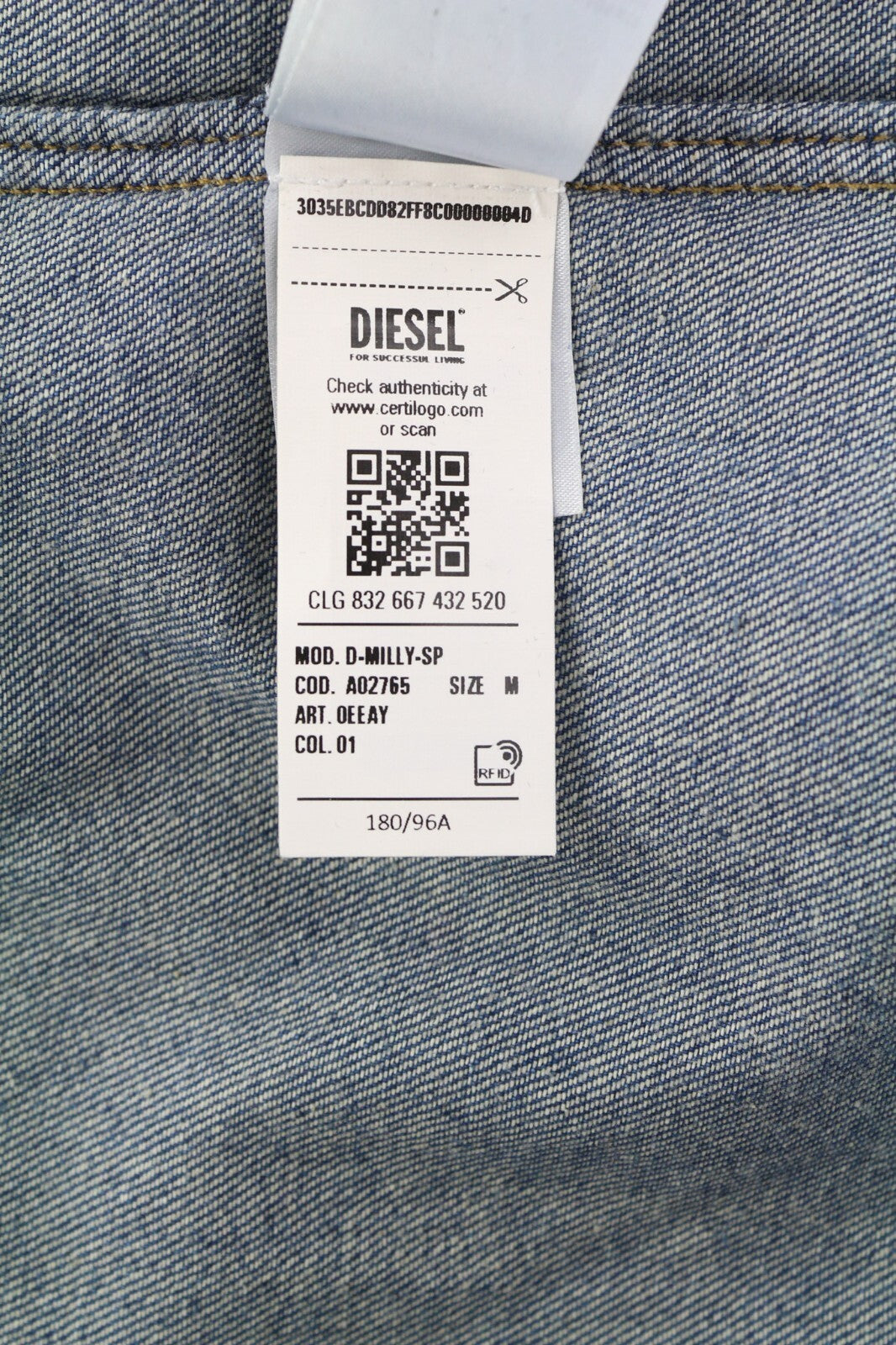 DIESEL D-Milly-Sp vyriški marškinėliai M, rekomenduojama kaina – 195 €, mėlyni, su spaudėmis ir išplatinta kaklo iškirpte.